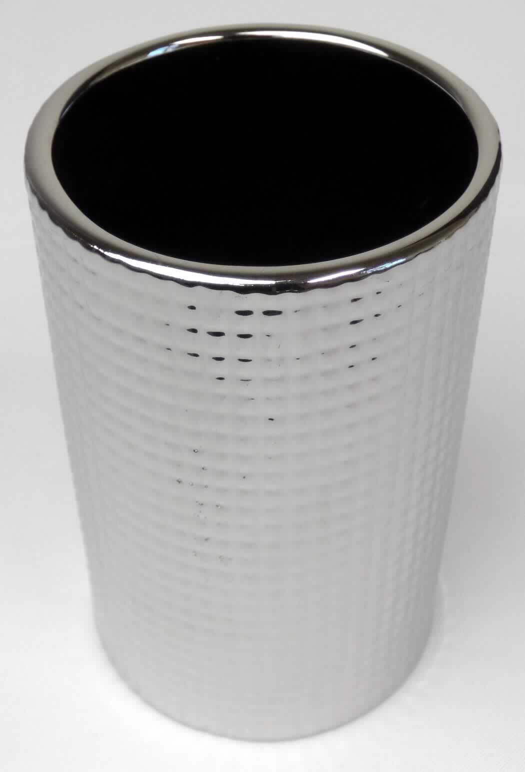 Keramischer Toilettengegenstand, Foto siehe Anlage, 
- glasierter, zylindrischer Becher; außen chromfarben mit Karostruktur, innen anthrazitfarben glänzend
  mit glatter Struktur, 
- mit einem Durchmesser von ca. 6,9 cm und einer Höhe von ca. 10,8 cm, 
- keramisches Erzeugnis, nach der Formgebung gebrannt, tonmineralhaltiges Material enthaltend, 
- nach dem Ergebnis der wissenschaftlichen Untersuchung handelt es sich um Steinzeug,
- zur Verwendung als Zahnputzbecher im Badezimmer bestimmt.

"Keramischer Toilettengegenstand, aus Steinzeug"