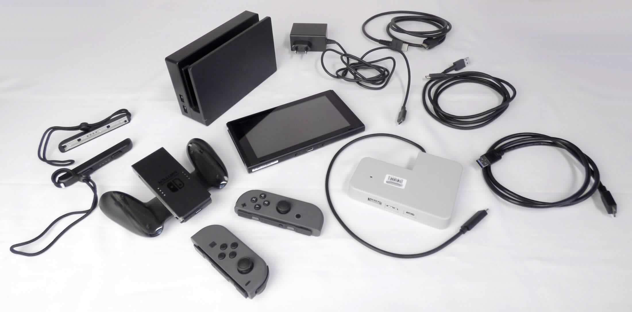 Warenzusammenstellung in Aufmachung für den Einzelverkauf, bestehend aus:
- einem Gerät zur computergestützten Entwicklung von Videospiel-Software (sog. EDEV 
  System Basic Develop+Test) in Form eines tragbaren Videospielgerätes vom Typ "Nintendo
  Switch" mit eingebautem Videomonitor und Akku in einem rechteckigen Kunststoffgehäuse 
  (Größe ca. 173 x 101 x 15 mm -BxHxD-) mit Bedienelementen, einem Slot für Flash-Speicherkarten 
  (max. 32 GB), Anschlussbuchse für die Ladestation und ausklappbarem Standfuß; 
  mit zwei an den Schmalseiten angebrachten Halteschienen für die beiden Switch-Controller;
- einer aufklappbaren Ladestation für das EDEV-Gerät in einem rechteckigen Standgehäuse aus
  Kunststoff mit drei USB-Ports, Anschluss für Netzteil bzw. USB-Ladekabel sowie HDMI-Ausgang;
- zwei akkubetriebenen Controllern in D-förmigen Kunststoffgehäusen (Switch-Controller 
  "Joy-Con"-R bzw. -L; drahtlos), jeweils mit Bedienknöpfen, zwei Schultertasten, Analog-Stick
  sowie seitlich angebrachten Halteschienen;
- zwei textilen Handgelenkschlaufen mit passenden Halteschienen für die Switch-Controller
  (Joy-Con-Straps);
- einer Ladeschale (Joy-Con Charging Grip), ergonomisch geformt, passend zum Einschieben 
  für die beiden Switch-Controller, mit Anschlussbuchse für ein Netzteil bzw. USB-Ladekabel;
- einem Erweiterungsadapter (sog. Relay-Box) in einem L-förmigen Kunststoffgehäuse mit 
  entsprechendem Anschusskabel für das EDEV-Gerät, mit drei zusätzlichen Anschlüssen
  (u.a. eine HDMI-Buchse und ein Stromversorgungsanschluss);
- einem Steckernetzteil (Gleichrichter) mit Anschlusskabel;
- einem HDMI-Kabel und zwei USB-Kabeln sowie
- einer mehrsprachigen Beschreibung.
Charakterverleihender Bestandteil der in einem bedruckten Verkaufskarton verpackten Waren-
zusammenstellung ist das EDEV-Gerät in Form einer "Nintendo-Switch". Es dient dem Spielen
von neuen, computergestützt entwickelten Videospielen für die "Switch", die über Computer
oder Flash-Karten eingegeben werden. Beim Spielen auftretende Fehler können korrigiert und 
die Spiele dadurch entsprechend modifiziert/optimiert werden.

Die Ware ist als "Videospielgerät, nicht von den Unterpositionen (KN) 9504 2000 bis
9504 4000 erfasst" einzureihen.