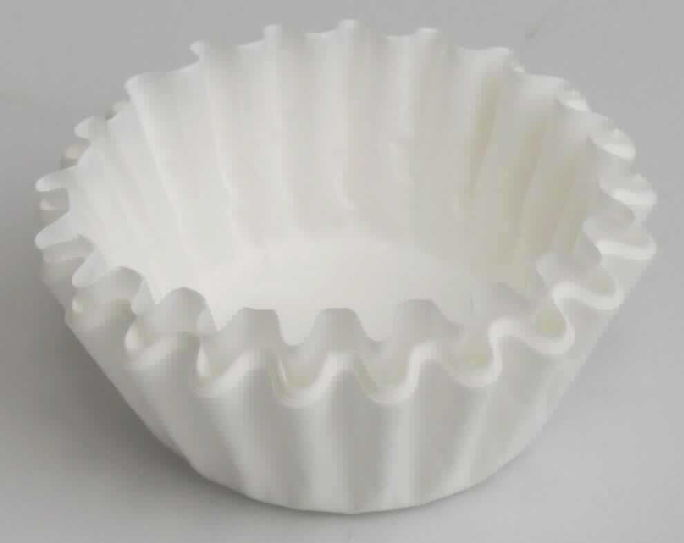Es handelt sich um weiße, runde, schalenförmige Erzeugnisse mit einem gefältelten Rand aus Papier aus anderem Halbstoff als Halbstoff aus Bambus. Sie weisen eine Höhe von 1,6 bis 3,0 cm und einen Durchmesser von 2,6 bis 7,5 cm auf. Sie sind für den einmaligen Gebrauch bestimmt und dienen zum Backen, Servieren und Aufbewahren von Muffins und anderen Spezialitäten. 

Abbildung siehe Anlage.

Derartige Waren gehören als "den Tabletts, Schüsseln, Tellern, Tassen und Bechern ähnliche Waren aus Papier, andere als aus Halbstoff aus Bambus" zum TARIC-Code 4823 69 90 00.