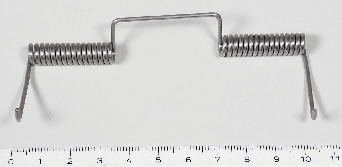 Es handelt sich um kaltgeformte, schraubenlinienförmige Federn aus Stahldraht mit zwei Federkörpern mit kreisrundem Querschnitt (Durchmesser: etwa 7 mm). Die einzelnen Windungen der Federkörper liegen eng aneinander, so dass die Feder auf Zug beansprucht werden kann. Zwischen den Federkörpern sind die Waren zu einem U-förmigen Bügel ausgearbeitet. An den Enden weisen die Erzeugnisse rechtwinklig umgebogene Haken auf.
Gesamtlänge: etwa 10 cm. 
- Antragstellerangaben -

Abbildung siehe Anlage.

Derartige Erzeugnisse gehören als "andere schraubenlinienförmige Federn (Zugfedern), aus Stahl" zum TARIC-Code 7320 2085 90.

Nicht Unterposition 7320 9090, da es sich nach den objektiven Beschaffenheitsmerkmalen um schraubenlinienförmige Federn (Zugfedern) handelt, die bereits von der Unterposition 7320 2085 erfasst sind.