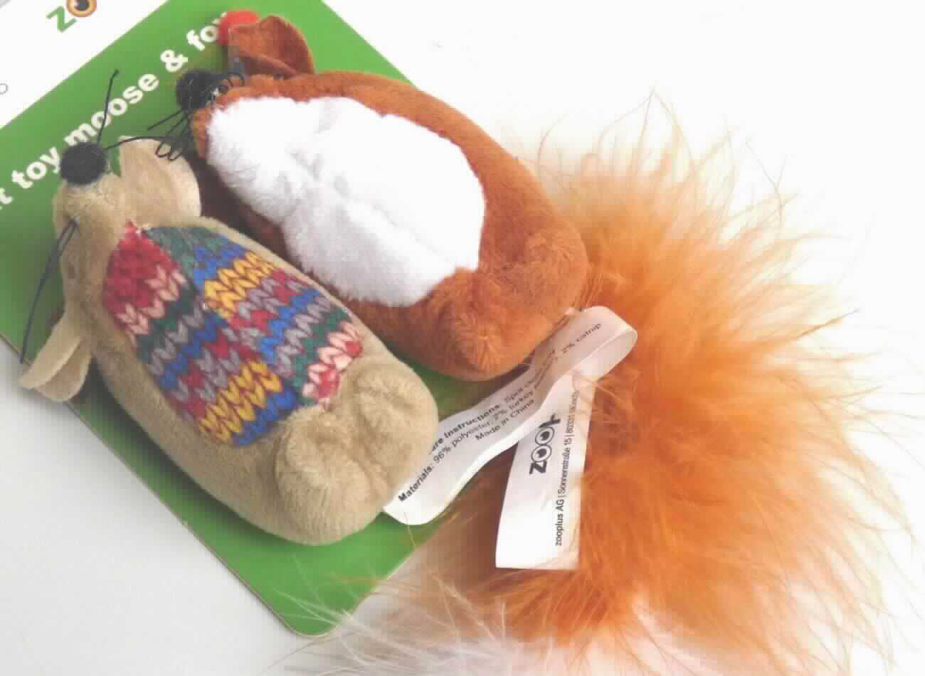 Warenzusammenstellung, bestehend aus einer Ware aus Federn und einer konfektionierten Ware aus Spinnstoffen,
sog. Katzenspielzeug "Weihnachtstierchen mit Katzenminze", Foto siehe Anlage,
- zur Befriedigung eines speziellen Bedarfs zusammengestellt,
- gemeinsam auf einer Pappkarte mit der Aufschrift "Cat toy moose & fox" für den Einzelverkauf aufgemacht,
- Ware aus Federn in Form eines stilisierten Fuchses mit einer Länge von ca. 20 cm (Position 6701),
- - mit einem Korpus aus Samtgewirken aus Spinnstoffen,
- - - mit Wattierungsstoff und einer kleinen Menge Katzenminze gefüllt,
- - - mit einer Pudelmütze aus buntgewirkten Gewirken aus Spinnstoffen bekleidet,
- - mit einem Schwanz aus mehreren, gebündelt angebrachten, gefärbten Federn (Länge: ca. 12 cm),
- - die Spinnstoffe und die Federn sind sowohl nach dem Umfang als auch in Bezug auf die Verwendung 
    als Katzenspielzeug gleichermaßen von Bedeutung,
- - keiner der beiden Stoffe verleiht der Ware ihren wesentlichen Charakter, die Ware ist damit der von den 
    gleichermaßen in Betracht kommenden Positionen 6307 und 6701 in der Nomenklatur zuletzt genannten 
    Position zuzuweisen,
- andere konfektionierte Ware in Form einer stilisierten Maus mit einer Länge von ca. 8 cm (Position 6307), 
- - aus einfarbigen Samtgewirken und einem Einsatz im Bereich des Bauchs aus buntgewirkten Gewirken,
- - - aus laut Antrag Polyester (synthetische Chemiefasern),
- - mit einem aufgestickten Gesicht und Schnurrhaaren aus Garnen aus Spinnstoffen,
- - mit Ohren aus Zuschnitten aus Vliesstoff aus Spinnstoffen,
- - mit Wattierungsstoff und einer kleinen Menge Katzenminze gefüllt,
- - durch Zusammennähen konfektioniert,
- die beiden Waren sind sowohl nach der Menge als auch in Bezug auf die Verwendung gleichermaßen bedeutsam,
- damit verleiht keiner der beiden Waren der Warezusammenstellung ihren wesentlichen Charakter;
  die Warenzusammenstellung ist der von den gleichermaßen in Betracht kommenden Positionen 6307 und 6701 in 
  der Nomenklatur zuletzt genannten Position 6701 zuzuweisen,
- beide Waren sind aufgrund der Aufmachung und ihrer Beschaffenheit erkennbar für Tiere (Katzen) bestimmt, 
  somit erfolgt keine Einreihung als Spielzeug der Position 9503.

"Federn und Waren daraus"