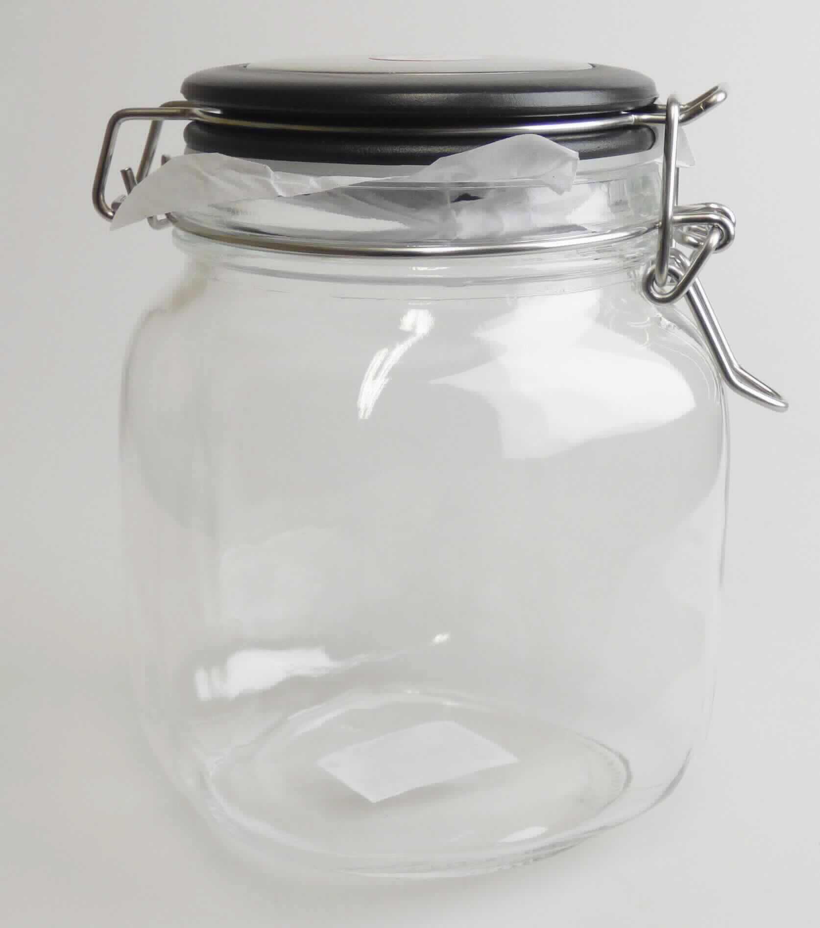 Behältnis aus Glas, sog. Vorratsglas (1.000 ml), Art. Nr. 19951, Foto siehe Anlage,
- in Form eines viereckigen Gefäßes mit abgerundeten Kanten,
- - aus transparentem, nicht gefärbtem Glas (nicht aus Glasröhren hergestellt),
- mit einem Deckel aus Kunststoff mit einem Bügelverschluss aus unedlem Metall,
- - an der Oberseite des Deckels mit einem Einsatz aus unedlem Metall,
- - mit einem Dichtungsring aus Kunststoff,
- das Glas bestimmt insbesondere nach dem Umfang und seiner Bedeutung in Bezug auf die Verwendung 
  den wesentlichen Charakter der zusammengesetzten Ware,
- mit einem Nenninhalt von 1.000 ml,
- mit den Abmessungen von ca. 11,5 cm x 11,5 cm x 15,5 cm, 
- zur Aufnahme von Nahrungsmitteln bestimmt,
- kein Haushaltskonservenglas der Unterposition 7010 9010, da nicht zum Sterilisieren geeignet.

"Behältnis aus Glas, von der zu Transport- oder Verpackungszwecken verwendeten Art, 
 kein Haushaltskonservenglas, nicht aus Glasröhren hergestellt, mit einem Nenninhalt von weniger als 2,5 Liter, 
 für Nahrungsmittel, keine Flasche, mit einem Nenninhalt von 0,25 Liter oder mehr"
