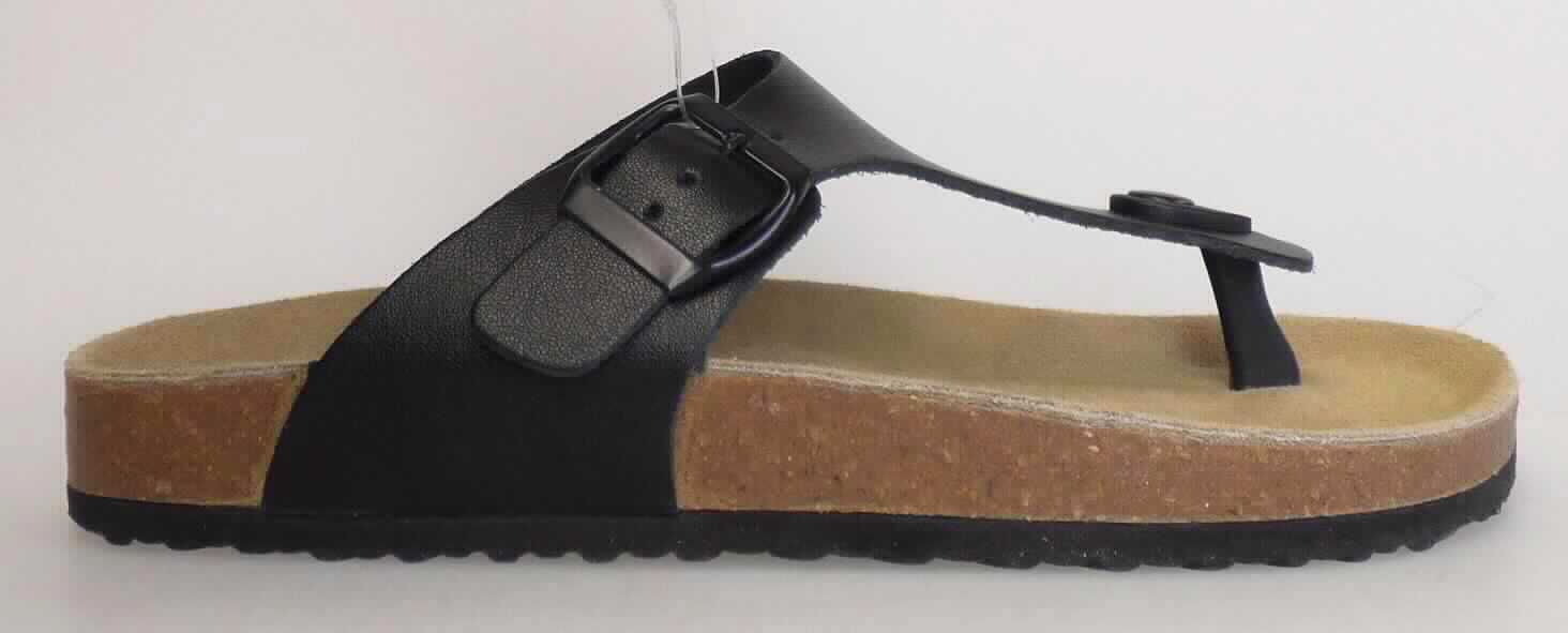 Zehenstegsandalen (lt. Antrag: "Damen Tieffußbettpantoletten, Modell 1 schwarz matt", Größe 37, Foto siehe Anlage)
- mit Laufsohlen aus (lt. Antrag) Kunststoff; ohne Hauptsohle aus Holz, 
- mit zehenfreiem Oberteil (aus Riemen) aus Leder (den größten Teil der Außenfläche bildend) und Kunststoff,
- mit Verzierung,
- mit Schnallenverschluss,
- nicht den Knöchel bedeckend, 
- mit einer größten Höhe des Absatzes und der Sohle von ca. 2 cm,
- mit einer Länge der Innensohle von ca. 24,2 cm,
- als Frauenschuh erkennbar.

"Schuhe mit Laufsohlen aus Kunststoff und Oberteil aus Leder, andere als in den Unterpositionen 6403 1200 
 bis 6403 9905 genannte, deren Blatt nicht geschlossen ist, andere als in den Unterpositionen 6403 9911 bis 
 6403 9931 genannte, für Frauen"