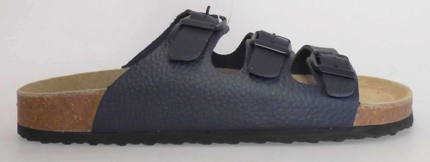 Sandalen (lt. Antrag: "Damen Tieffußbettpantoletten, Modell 4 navy", Größe 37, Foto siehe Anlage)
- mit Laufsohlen aus (lt. Antrag) Kunststoff; ohne Hauptsohle aus Holz, 
- mit zehenfreiem Oberteil (nicht geschlossenes Blatt) aus Leder,
- mit Schnallenverschluss,
- nicht den Knöchel bedeckend, 
- mit einer größten Höhe des Absatzes und der Sohle von ca. 2 cm,
- mit einer Länge der Innensohle von ca. 24,2 cm,
- als Frauenschuh erkennbar.

"Schuhe mit Laufsohlen aus Kunststoff und Oberteil aus Leder, andere als in den Unterpositionen 6403 1200 
 bis 6403 9905 genannte, deren Blatt nicht geschlossen ist, andere als in den Unterpositionen 6403 9911 bis 
 6403 9931 genannte, für Frauen"