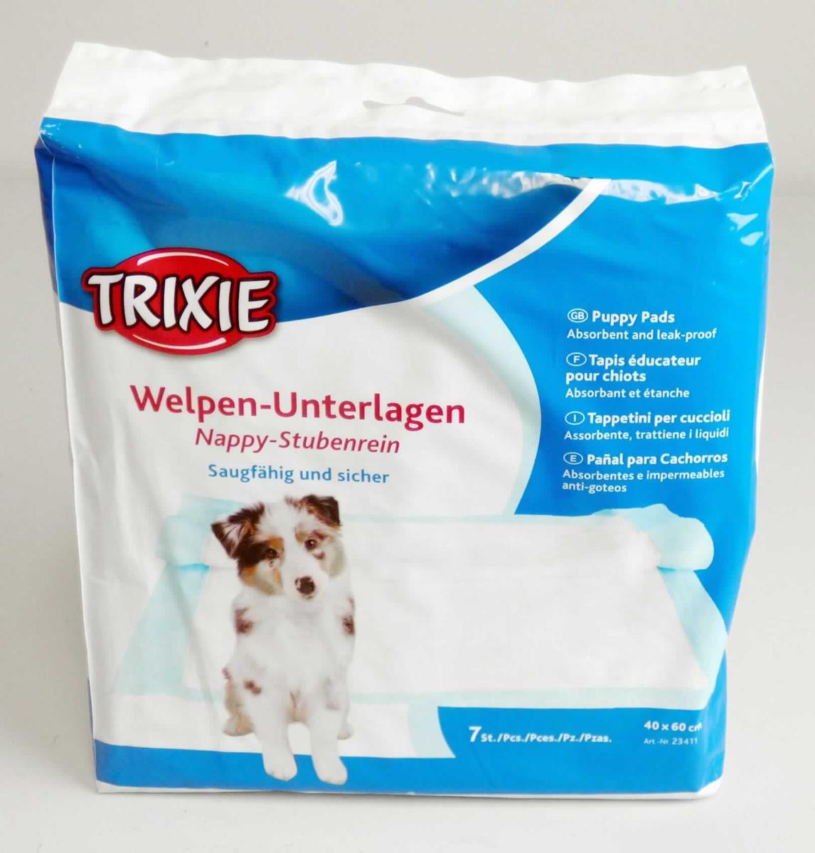 Es handelt sich um ein mehrlagiges, weiches, etwa 40 x 60 cm großes Erzeugnis mit folgendem Lagenaufbau:

1. Außenlage (Unterseite) aus einer blauen Kunststofffolie (Polyethylen), 
2. Zwischenlage aus weißem, gekrepptem Vlies aus Zellstofffasern (Tissue),  
3. Einlage aus weichen, watteähnlichen Zelluloseflocken mit einer 
    Beimischung eines Superabsorbergranulats, 
4. Zwischenlage aus weißem, gekrepptem Vlies aus Zellstofffasern (Tissue), 
5. weiße Außenlage (Oberseite) aus Vliesstoff aus synthetischen Chemiefasern,
    die mit der unter 4. beschriebenen Zwischenlage fest verbunden ist.

Die Außenlagen sind an den Außenrändern miteinander verklebt. Die Erzeugnisse sollen für den Transport, als Körbcheneinlagen oder Schlafunterlagen bei inkontinenten Hunden verwendet werden. Sieben Auflagen sind in einer mit Produktinformationen farbig bedruckten Kunststofffolie verpackt. 

Abbildung siehe Anlage. 

Derartige Waren gehören als "andere Waren zu hygienischen Zwecken aus Papierhalbstoff, Papier, Zellstoffwatte oder Vliesen aus Zellstofffasern, in Aufmachung für den Einzelverkauf" zum TARIC-Code 4818 90 90 00, da es sich zolltarifrechtlich um aus verschiedenen Stoffen zusammengesetzte Waren handelt, deren wesentlicher Charakter nach Umfang/Gewicht und nach dem Wert durch die Anteile aus Zelluloseflocken und Vliese aus Zellstofffasern bestimmt wird.