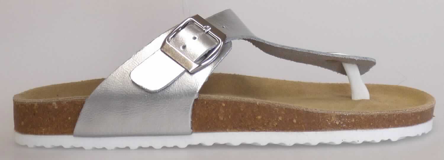 Zehenstegsandalen (lt. Antrag: "Damen Tieffußbettpantoletten, Modell 2 silber", Größe 37, Foto siehe Anlage)
- mit Laufsohlen aus (lt. Antrag) Kunststoff; ohne Hauptsohle aus Holz, 
- mit zehenfreiem Oberteil (aus Riemen) aus Leder (den größten Teil der Außenfläche bildend) und Kunststoff,
- mit Verzierung,
- mit Schnallenverschluss,
- nicht den Knöchel bedeckend, 
- mit einer größten Höhe des Absatzes und der Sohle von ca. 2 cm,
- mit einer Länge der Innensohle von ca. 27,3 cm,
- als Frauenschuh erkennbar.

"Schuhe mit Laufsohlen aus Kunststoff und Oberteil aus Leder, andere als in den Unterpositionen 6403 1200 
 bis 6403 9905 genannte, deren Blatt nicht geschlossen ist, andere als in den Unterpositionen 6403 9911 bis 
 6403 9931 genannte, für Frauen"