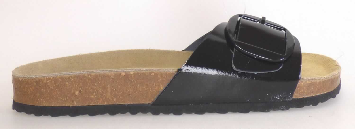 Sandalen (lt. Antrag: "Damen Tieffußbettpantoletten, Modell 5 schwarz lack", Größe 38, Foto siehe Anlage)
- mit Laufsohlen aus (lt. Antrag) Kunststoff; ohne Hauptsohle aus Holz, 
- mit zehenfreiem Oberteil (nicht geschlossenes Blatt) aus Leder,
- mit Schnallenverschluss,
- nicht den Knöchel bedeckend, 
- mit einer größten Höhe des Absatzes und der Sohle von ca. 2 cm,
- mit einer Länge der Innensohle von ca. 24,8 cm,
- als Frauenschuh erkennbar.

"Schuhe mit Laufsohlen aus Kunststoff und Oberteil aus Leder, andere als in den Unterpositionen 6403 1200 
 bis 6403 9905 genannte, deren Blatt nicht geschlossen ist, andere als in den Unterpositionen 6403 9911 bis 
 6403 9931 genannte, für Frauen"