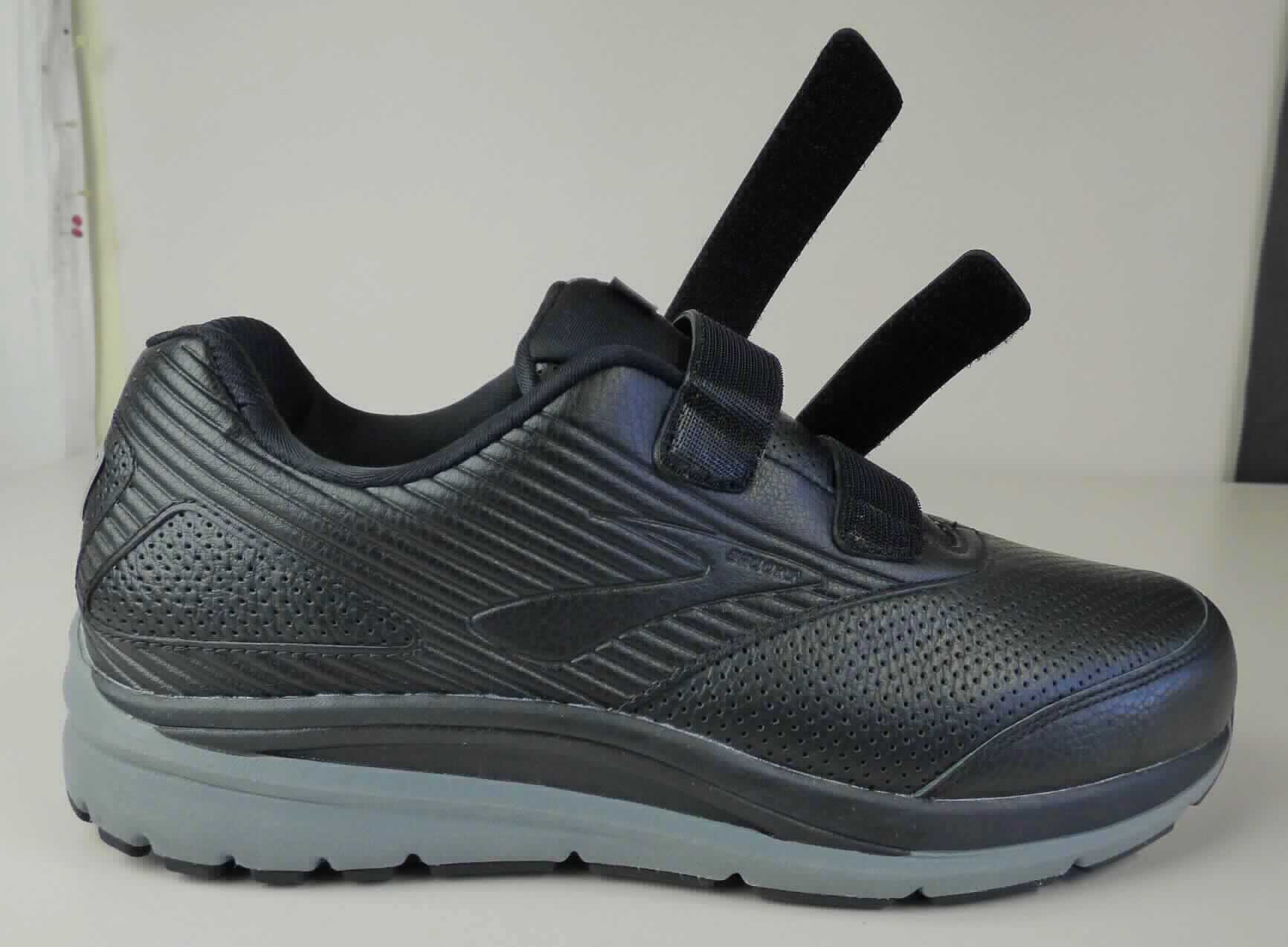 Halbschuhe (lt. Antrag: "Laufschuhe für Herren, Art. 1103201D072", Größe M (10,5), Foto siehe Anlage)
- mit Laufsohlen aus Kautschuk; ohne Hauptsohle aus Holz,
- mit Oberteil (geschlossenes Blatt) aus Leder (den größten Teil der Außenfläche bildend) und
  Kunststoff (Spinnstoff mit einer mit bloßem Auge wahrnehmbaren Außenschicht aus Kunststoff), 
- mit Verzierung,
- mit Klettverschluss,
- ohne Metallschutz in der Vorderkappe,
- nicht den Knöchel bedeckend, 
- mit einer Länge der Innensohle von ca. 29,1 cm,
- als Männerschuh erkennbar.

"Schuhe mit Laufsohlen aus Kautschuk und Oberteil aus Leder, andere als in den Unterpositionen 
 6403 1200 bis 6403 9991 genannte, für Männer"