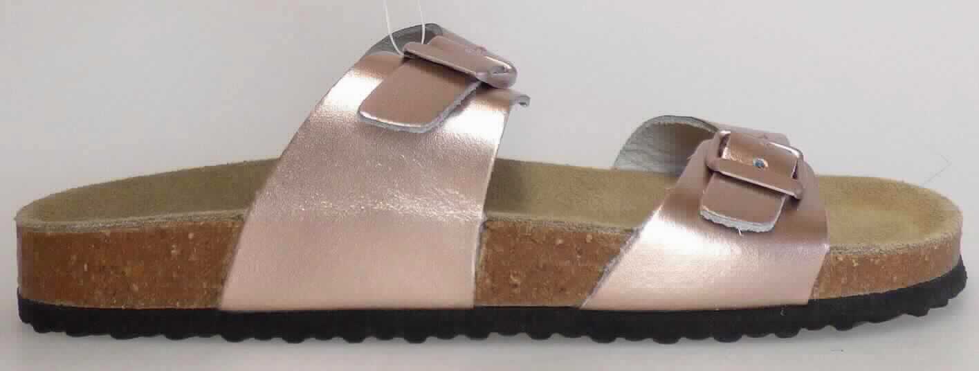 Sandalen (lt. Antrag: "Damen Tieffußbettpantoletten, Modell 3 bronze", Größe 37, Foto siehe Anlage)
- mit Laufsohlen aus (lt. Antrag) Kunststoff; ohne Hauptsohle aus Holz, 
- mit zehenfreiem Oberteil (nicht geschlossenes Blatt) aus Leder,
- mit Schnallenverschluss,
- nicht den Knöchel bedeckend, 
- mit einer größten Höhe des Absatzes und der Sohle von ca. 2 cm,
- mit einer Länge der Innensohle von ca. 24,2 cm,
- als Frauenschuh erkennbar.

"Schuhe mit Laufsohlen aus Kunststoff und Oberteil aus Leder, andere als in den Unterpositionen 6403 1200 
 bis 6403 9905 genannte, deren Blatt nicht geschlossen ist, andere als in den Unterpositionen 6403 9911 bis 
 6403 9931 genannte, für Frauen"