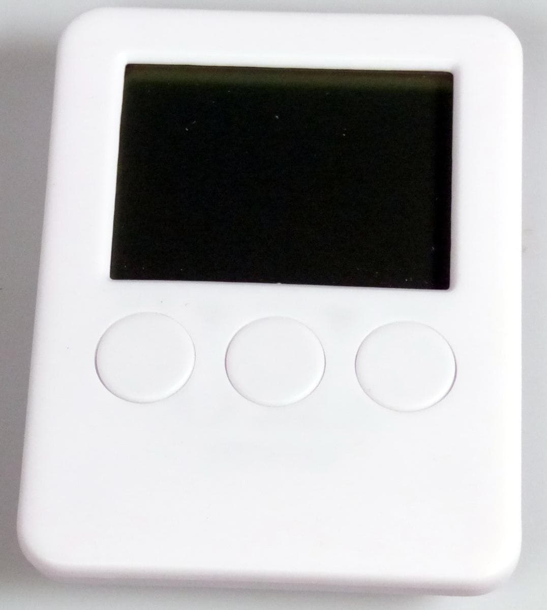 Bei dem Erzeugnis "Kurzzeitmesser Orono" (Art.-Nr. 52249) handelt es sich um einen elektronischen Kurzzeitmesser, in Form eines batteriebetriebenen Gerätes in einem ca. 7 cm x 5,3 cm x 0,8 cm (Höhe x Breite x Tiefe) großen, weißen Kunststoffgehäuse, welches auf der Vorderseite mit drei Funktionstasten (Minuten, Sekunden, Start/Stopp) und einem LC-Display und rückseitig mit einem Ein-/Ausschalter und einem Magneten ausgestattet ist. Das Erzeugnis kann sowohl als Countdown-Timer (max. 99 Minuten und 59 Sekunden) als auch als Stoppuhr/Zeitmesser über die Start-/Stopp-Funktion verwendet werden. Der Ablauf der gewählten Zeit wird durch ein Tonsignal angezeigt.

Die in einer Faltschachtel mit Bedienungsanleitung aufgemachte Ware ist als "Zeitmesser, mit Uhrwerk" einzureihen.