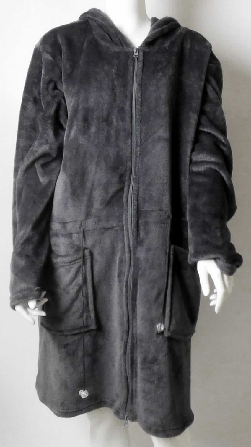 Kleid, sog. Damen Bademantel "Famous", Größe XL, Foto siehe Anlage,
- aus ca. 1,5 mm dicken, einfarbigen Plüschgewirken aus laut Antrag 100 % Polyester (synthetische Chemiefasern),
- über den halben Oberschenkel reichend (Rückenlänge: ca. 100 cm),
- mit einer angesetzten Kapuze,
- vorn mit einer durchgehenden Öffnung mit Reißverschluss,
- mit langen Ärmeln,
- im Bereich der Taille mit einem Tunnelzug zu verengen,
- vorn mit zwei aufgesetzten, offenen Taschen unterhalb der Taille,
- am unteren Rand durch Umschlagen und Festnähen gesäumt,
- kann aufgrund der Länge ohne ein weiteres, den Unterkörper bedeckendes Kleidungsstück getragen werden,
- wird im Allgemeinen nicht als äußerstes Kleidungsstück über jeder anderen Kleidung und zum Schutz gegen das
  Wetter getragen, somit kein Mantel,
- kann nach seinen objektiven Merkmalen (insbesondere aufgrund der Ausstattung) unterschiedslos im häuslichen
  Bereich oder an anderen Orten getragen werden und ist daher nicht erkennbar dazu bestimmt, ausschließlich
  oder im wesentlichen als Bademantel getragen zu werden.

"Kleid, aus Gewirken, für Frauen, aus synthetischen Chemiefasern"