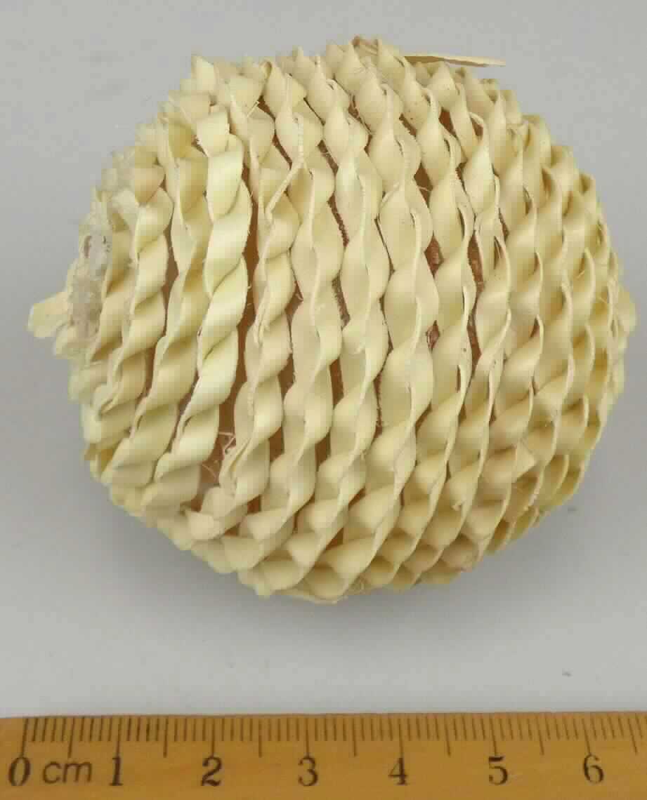 Es handelt sich um eine im Durchmesser ca. 7 cm große Kugel zu Dekorationszwecken, bestehend aus einem Kunststoffkern, der auf der Oberfläche vollflächig mit verdrehten Palmenblattstreifen (pflanzlicher Flechtstoff i.S.d. Anmerkung 1 zu Kapitel 46) beklebt und damit in Flechttechnik hergestellt ist. 

Im Hinblick auf den Umfang und die Zierwirkung bestimmt der pflanzliche Flechtstoff den Charakter der Ware.


Hinweise auf eine Fertigung in Handarbeit sind nicht ersichtlich.

Derartige Erzeugnisse sind zolltariflich als "aus anderen pflanzlichen Stoffen als Bambus oder Rattan hergestellte Flechtstoffware, andere als Flaschenhülsen aus Stroh, nicht handgearbeitet" einzureihen.