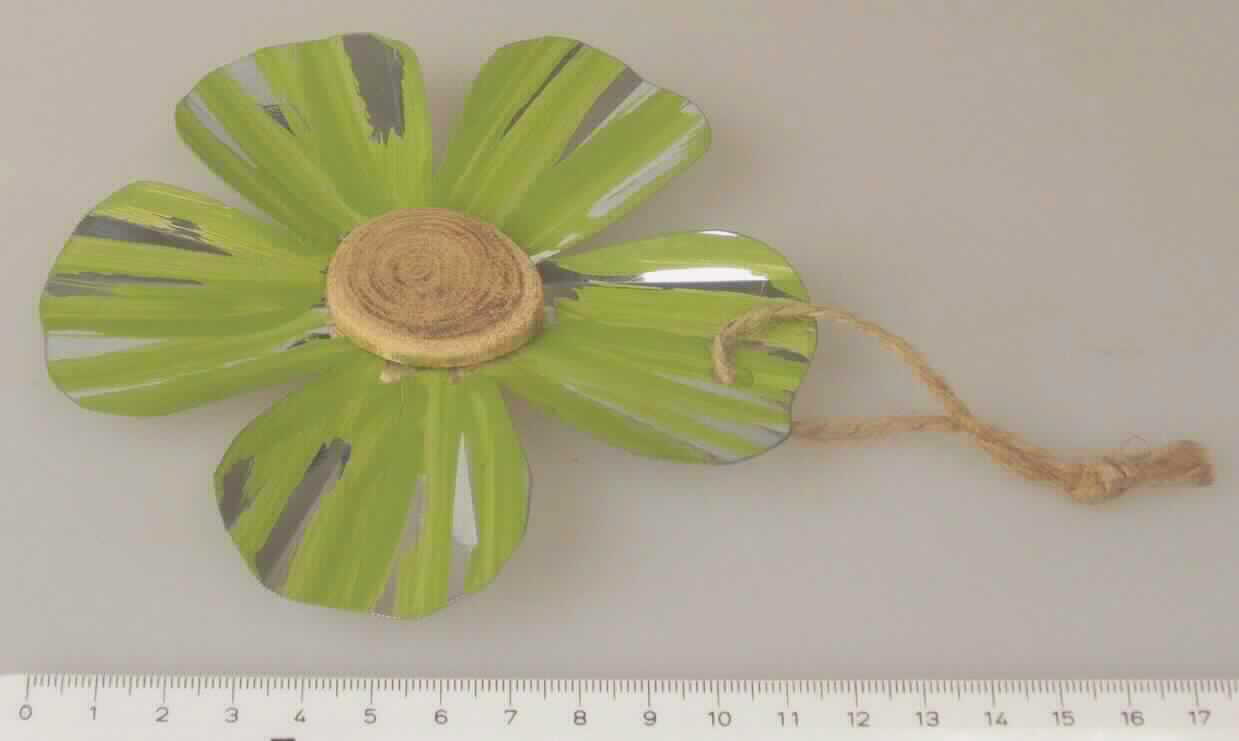 Teil einer künstlichen Blume (Blüte), Foto siehe Anlage,
- mit einem fünfblättrigen Blütenblatt aus unedlem Metall,
- mit einem beidseitig aufgeklebten, runden Stempel aus Holz,
- das Blüteblatt und der Stempel sind durch Kleben in Blumenbindetechnik miteinander verbunden,
- mit einem Durchmesser von ca. 12,0 cm,
- mit einer Kordel als Aufhängevorrichtung,
- zur Dekoration bestimmt,
- u. a. keine Einreihung als Ziergegenstand aus unedlem Metall in die Position 8306, da der Wortlaut der
  Position 6702 (künstliche Blume) im Sinne der Allgemeinen Vorschrift 3 a) genauer ist.

"Teil einer künstlichen Blume, aus anderen Stoffen als Kunststoff"
