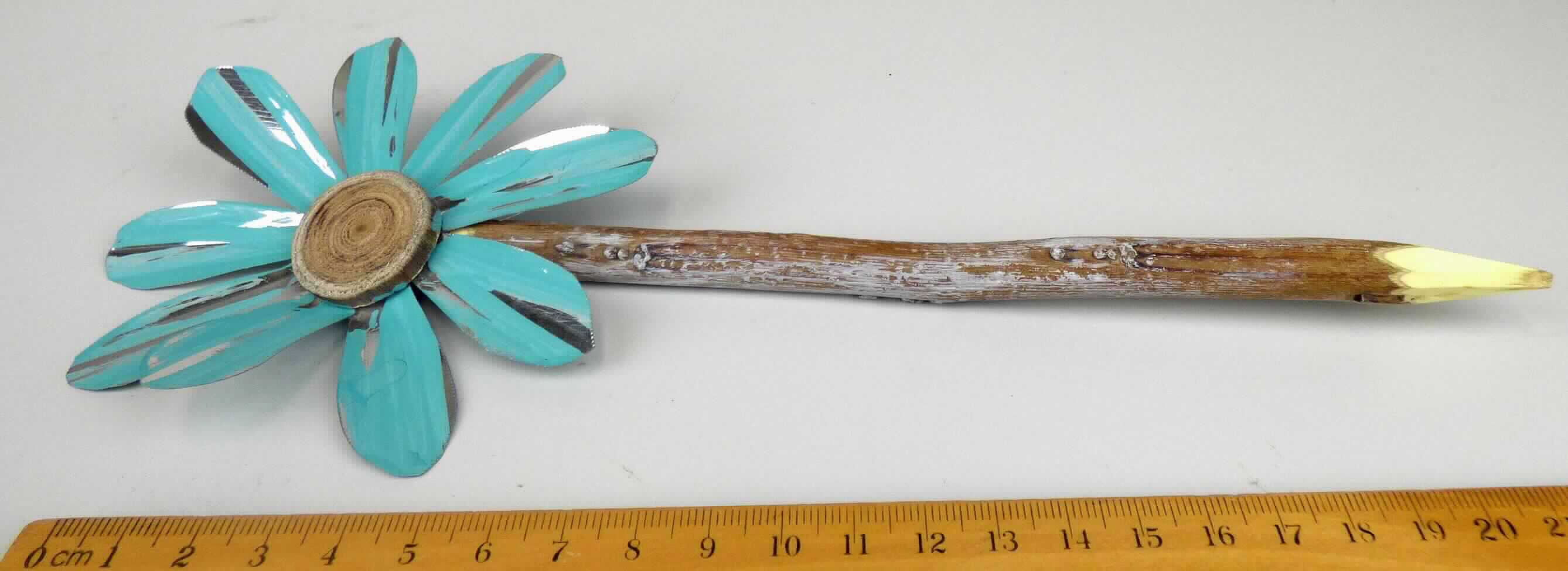 Künstliche Blume, Foto siehe Anlage,
- mit einer Blüte aus unedlem Metall,
- mit einem runden Stempel aus Holz,
- mit einem Stängel aus Holz (am unteren Ende angespitzt),
- die Blüte, der Stempel und der Stängel sind durch Kleben in Blumenbindetechnik miteinander verbunden,
- mit einer Länge von ca. 25,5 cm,
- zur Dekoration bestimmt,
- u. a. keine Einreihung als Ziergegenstand aus unedlem Metall in die Position 8306, da der Wortlaut der
  Position 6702 (künstliche Blume) im Sinne der Allgemeinen Vorschrift 3 a) genauer ist.

"Künstliche Blume, aus anderen Stoffen als Kunststoff"