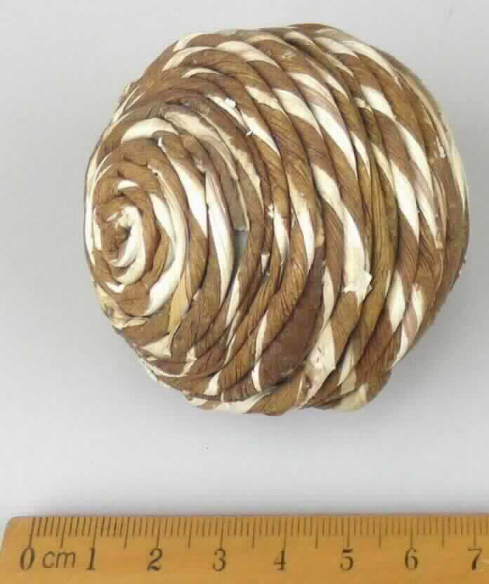 Nature Balls & Fruits - Shola Rope Ball - Muster 52
- in Streifen geschnittene, in sich gedrehte Pflanzenteile aus Aeschynomene Aspera 
  -Shola Pflanze (lt. Antragsteller)-, aufgeklebt auf eine Kugel aus Kunststoff (ohne eigene 
  zierende Wirkung), 
- Durchmesser ca. 6 cm,
- zu Dekorations- oder Zierzwecken,
- wird üblicherweise vom Blumenhandel zu Zierzwecken angeboten (keine Flechtware).
(Abbildung siehe Anlage)

Der Charakter der zusammengesetzten Ware wird bezüglich der Bedeutung für die Verwendung durch die getrockneten Pflanzenteile bestimmt.

"Pflanzenteile, ohne Blüten und Blütenknospen, keine Moose und Flechten, zu Binde- oder Zierzwecken, weitergehend bearbeitet als nur getrocknet (zusammengesetzte Ware aus Pflanzenteilen -charakterbestimmend- und Kunststoff)"