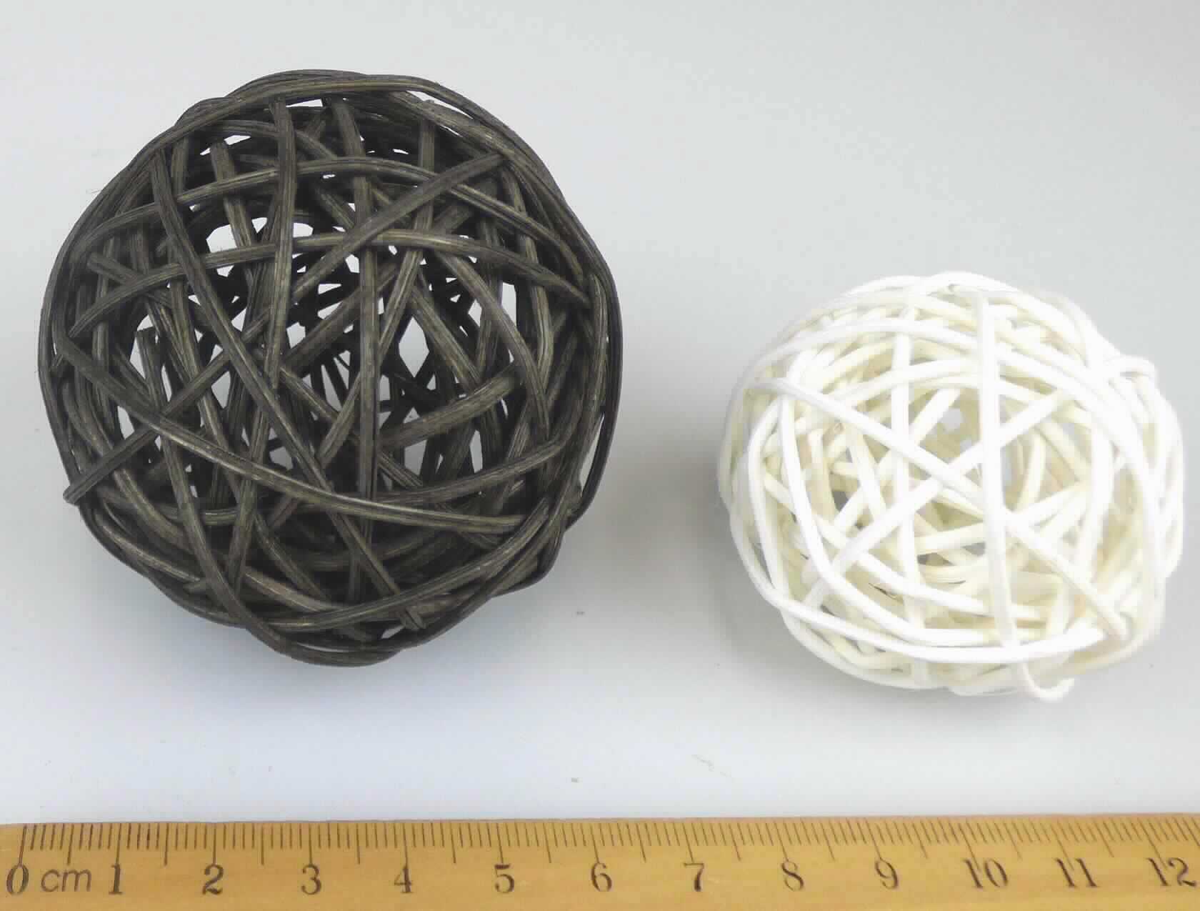 Nach den Angaben der Antragstellerin sowie den vorliegenden Warenmustern handelt es sich um Durchmesser ca. 2, 5 und 7 cm große, weiße bzw. braune Dekobälle, die aus Rattan (pflanzlicher Flechtstoff i.S.d. Anmerkung 1 zu Kapitel 46) hergestellt worden sind. Die Rattanstränge sind dabei miteinander in Flechttechnik zu Kugeln verdreht und ineinandergesteckt. Laut ergänzenden Angaben sind die Waren in Handarbeit gefertigt.

Zolltarifrechtlich handelt es sich um "Waren, unmittelbar aus pflanzlichen Flechtstoffen hergestellt, aus Rattan, handgearbeitet".