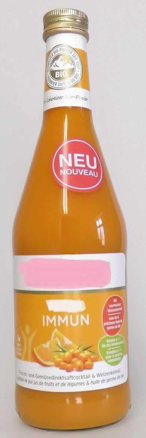 Frucht- und Gemüsesaftcocktail mit Fruchtpüree, Ingwersaft und Weizenkeimöl.

Antragsangaben (als zutreffend unterstellt): Zusammensetzung: Orangensaft, Apfelsaft, Karottensaft (19 %), Acerolapüree, Mangopüree, Sanddornpüree, Ingwersaft (1 %), Zitronensaftkonzentrat, Weizenkeimöl, Zitronensaft. 

Beschaffenheit des vorgelegten Warenmusters: Original-Glasflasche mit einem Nettoinhalt von 500 ml, darin eine orangegelbe, trübe Flüssigkeit mit fein verteiltem Fruchtpüree. Geschmack: süß, säuerlich und fruchtig.

Alkohol (gemäß Angabe): nicht enthalten. Erzeugnisse bzw. Fette aus Erzeugnissen der Positionen 0401 bis 0404 (gemäß Angabe): nicht enthalten. Saccharose oder Invertzucker (gemäß Angabe): enthalten.

Nicht alkoholhaltiges Getränk, anderes als in den UPos 2202 1000 bis 2202 9915 der KN genannt, Zucker (Saccharose oder Invertzucker) enthaltend, andere.