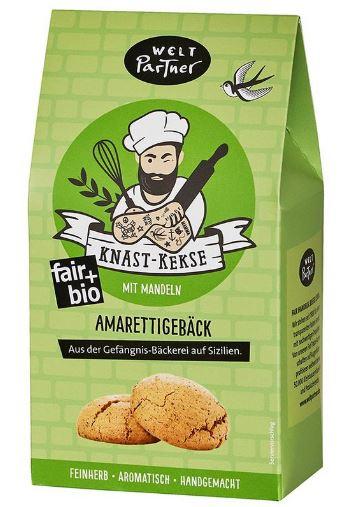 Amarettini

Etikettierter Faltkarton mit Angaben zum Erzeugnis (Amarettinigebäck, 130 g) und den Zutaten, darin einzeln in transparente Schlauchfolie verpacktes, braunes, weiches, rund und leicht ge-
wölbtes Kleingebäck (Durchmesser 4﻿,﻿5 cm, Höhe 2 cm), Geschmack süß und nach Mandel. Das Erzeugnis ist auf der Grundlage von Mandeln und Zucker hergestellt und enthält kein Mehl.

Milchfett, Milchprotein*: nicht enthalten
Stärke/Glucose**: 0 bis weniger als 5 GHT
Saccharose/Invertzucker/Isoglucose**: 30 bis weniger als 50 GHT
* : Antragsangaben
**: festgestellt gemäß VO (EG) 900/2008, VO (EU) 118/2010

Backware, nicht keksähnliches Kleingebäck mit einem Gehalt an Saccharose, Invertzucker oder Isoglucose von 5 GHT oder mehr.