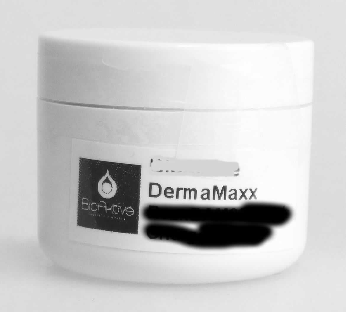 Angaben:
DermaMaxx, Rohstoff für kosmetische Zubereitungen (Emulsionen), welcher mit einer Konzentration von 5-40 % eingesetzt wird. Inhaltsstoffe (übersetzt): Wasser, Capryl-/Caprintriglyceride, C12-16-Alkohole, Pentylenglycol, Butyrospermum Parki Butter (unverseifbares), Squalan, Glycerin, Palmitinsäure, hydriertes Lecithin, Tocopherol, Pflanzenöl.

Feststellungen:
Weiße, cremige Substanz.

Befund:
Chemische Erzeugnisse und Zubereitungen der chemischen Industrie oder verwandter Industrien (einschließlich Mischungen von Naturprodukten), anderweit weder genannt noch inbegriffen; chemische Erzeugnisse oder Zubereitungen, überwiegend aus organischen Verbindungen bestehend, anderweit weder genannt noch inbegriffen; andere.