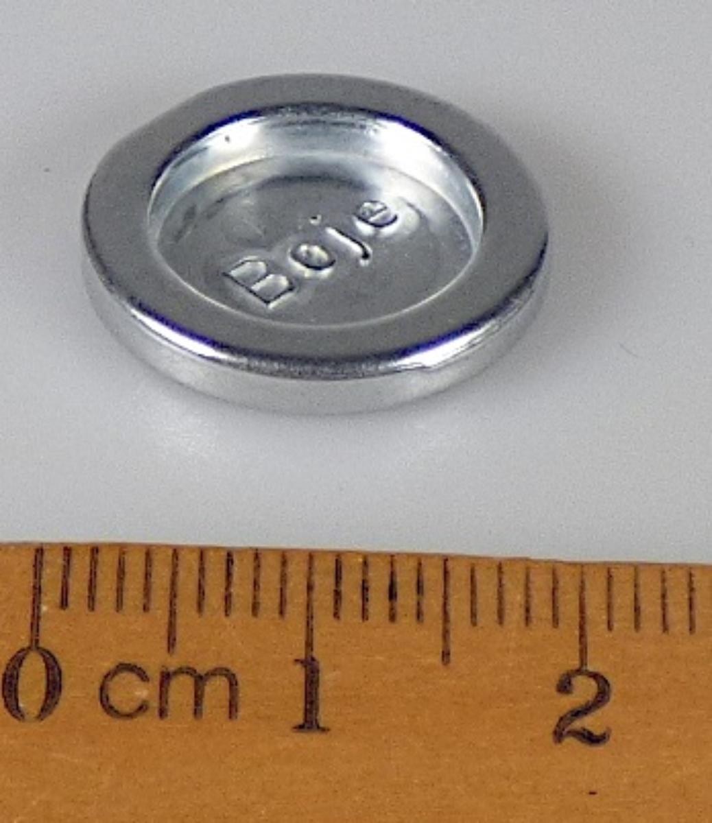 Es handelt sich um ein rundes Plättchen aus Zink mit einem Durchmesser von etwa 19 mm und einem etwa 2,8 mm hohen Rand, der in einem Bereich an der Außenseite abgeflacht ist. Das Erzeugnis ist mit dem Schriftzug "Boje" versehen und dient als Gewicht zur Beschwerung von Playmobil-Spielzeugbojen.
- Antragstellerangaben -

Abbildung siehe Anlage.

Derartige Erzeugnisse gehören als "andere Waren aus Zink" zum TARIC-Code 7907 0000 00.