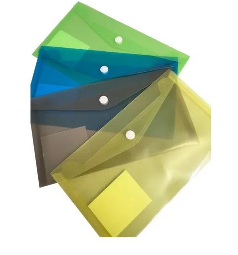 Nach den Antragsangaben sowie der vorgelegten Produktabbildung handelt es sich um Aktenhüllen für Dokumente im DIN A4 Format aus farbig-transparenten, an den Schmalseiten miteinander verschweißten Folien aus Kunststoff im Sinne der Anmerkung 1 zu Kapitel 39 (Polypropylen). Die Erzeugnisse verfügen über eine Überschlagklappe mit Druckknopfverschluss und dienen der Aufnahme von Schriftstücken im Büro und dergleichen.

Die Dokumentenhüllen sind in verschiedenen Sets für den Einzelverkauf aufgemacht.

Zolltarifrechtlich handelt es sich um "andere Waren aus Kunststoffen, Büro- oder Schulartikel".