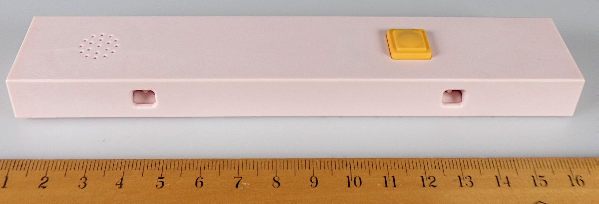Teil für einen Bausatz aus Kunststoff, sog. "BS-Wandver.Klingel 165“ (Artikel 30827993) für ein Spielzeughaus, bestehend aus
- einem rechteckigen Gehäuse aus rosafarbenem Kunststoff in den Abmessungen von
  ca. 3 x 1,5 x 16,5 cm, mit einem Soundmodul für das Klingelgeräusch ausgestattet
- auf der Vorderseite mit einem orangefarbenen Tastschalter
- mit einem integrierten Batteriefach
- passend für den Einbau in einer Hausaußenwand gearbeitet
- dient der spielerischen Unterhaltung vor allem von Kindern
- in einem Klarsichtbeutel verpackt.

Es stellt sich auf Grund der Größe, Form und Gestaltung als erkennbares Teil für ein bestimmtes Spielzeughaus aus Kunststoff dar, das in Form eines Bausatzes vertrieben wird.

Die Ware wird als "Teil, erkennbar ausschließlich bestimmt für ein anderes als in den Unterpositionen (KN) 9503 0010 bis 9503 0030 erfasstes Spielzeug, Bausatz, aus Kunststoff" eingereiht.