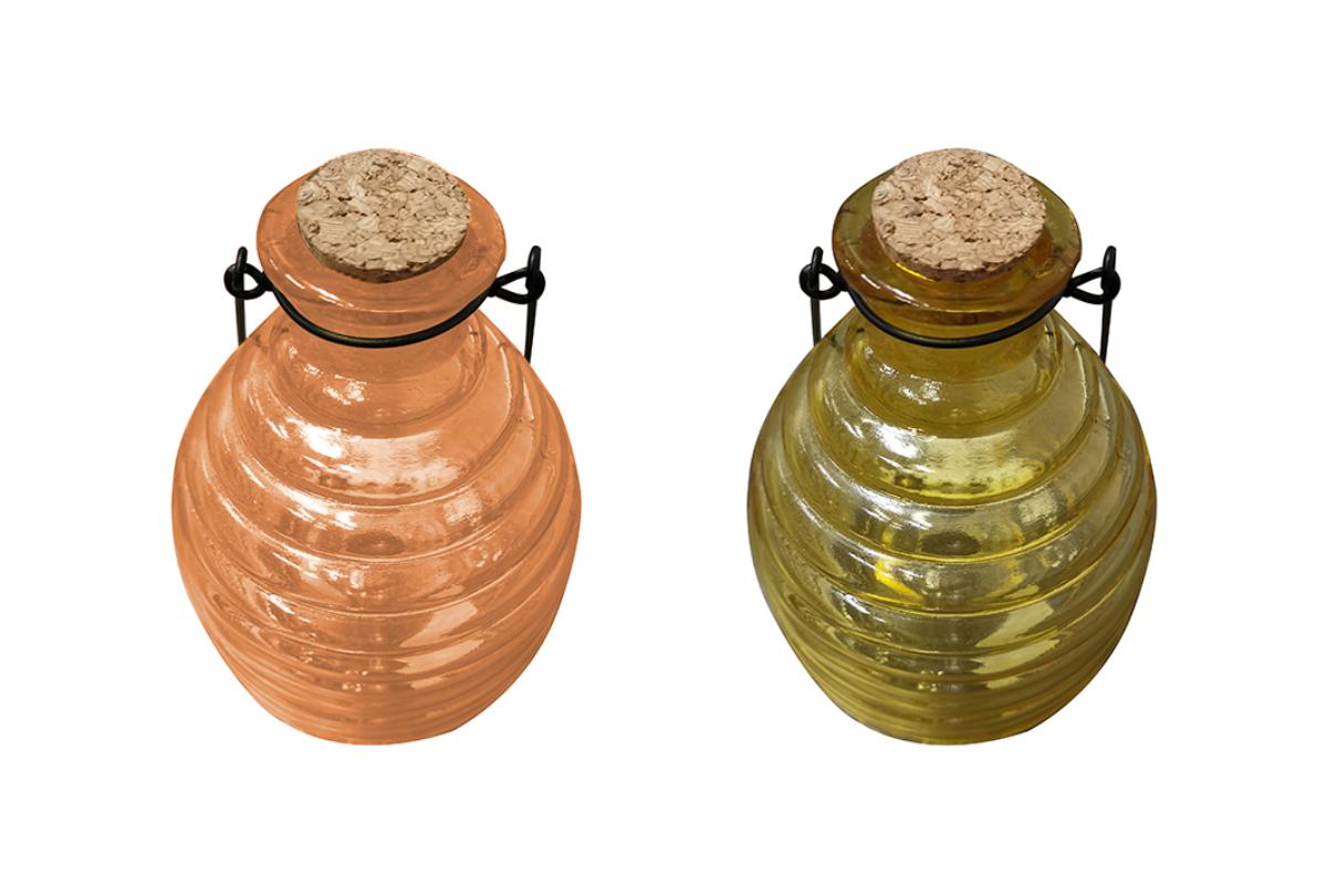 Wespenfalle, Artikel 517757, Foto siehe Anlage,
- oben und unten offener Glasbehälter in bauchiger Flaschenform; mit Rillen,
- aus gewöhnlichem, gefärbtem Glas (laut Antrag),
- am Boden:
- - mit drei ausgearbeiteten Stellfüßen,
- - nach innen gewölbt und in der Mitte mit einer Öffnung von ca. 2,5 cm Durchmesser
    (Einflugloch für die Wespen) versehen,
- mit einem Drahtbügel aus unedlem Metall als Aufhängevorrichtung,
- an der oberen Öffnung mit einem Korkstopfen verschlossen,
- Wespenfalle zum Aufhängen oder Aufstellen im Außenbereich.

"Andere Ware aus Glas (Wespenfalle), aus gewöhnlichem Glas"