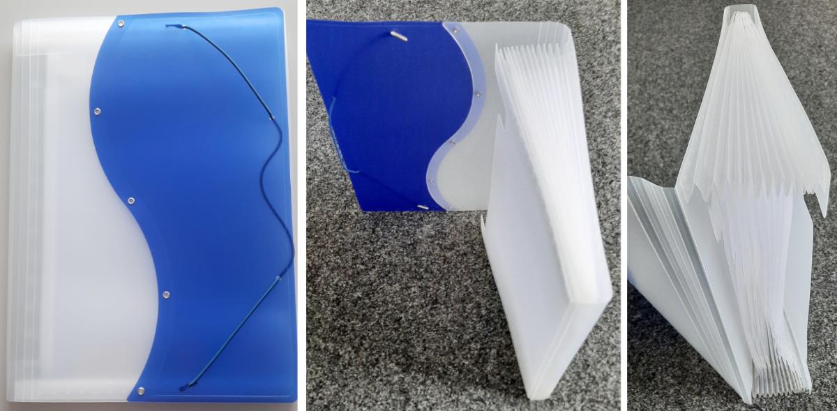Den Aktentaschen ähnliches Behältnis, sog. Fächermappe DIN A4, Foto siehe Anlage,
- mit einer Außenseite aus Kunststofffolien,
- an den Schmalseiten offen,
- mit einer Überschlagklappe mit einem elastischen Band als Verschluss,
- - innen mit 13 fächerartig angeordneten und an den Seiten miteinander verbundenen
     Einsteckmöglichkeiten aus Kunststofffolien mit Reitern zur Aufnahme von Dokumenten
     im DIN-A4-Format ausgestattet,
- mit den Abmessungen: ca. 33 cm (Höhe) x 24 cm (Breite) x 3 cm (Tiefe),
- mit beigefügten, vorgestanzten Indexkarten zur Beschriftung. 

"Den Aktentaschen ähnliches Behältnis, mit Außenseite aus Kunststofffolien"