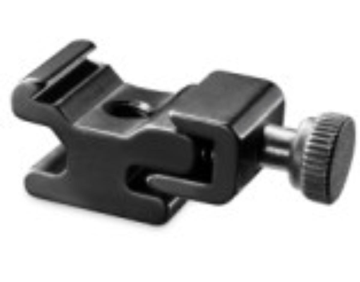 Es handelt sich um einen sog. Blitzschuh aus gegossenem Aluminium (laut Antragstellerangaben), im Wesentlichen bestehend aus einem spezifisch geformten Körper mit Blitzschuhaufnahme, der mit einem 1/4 Zoll-Gewinde aus gestattet ist, und einer passgenau gearbeiteten Klemmbacke. Der Blitzschuh ist mit zwei Federn aus Stahl und einer Feststellschraube aus Stahl mit Rändelgriff aus Kunststoff versehen. Das Erzeugnis weist keine elektrische Funktion auf und dient der Befestigung von verschiedenen Waren (z. B. Blitzlichtgeräte und Leuchten - nicht Gegenstand dieser vZTA) und ist in einer Pappschachtel verpackt.

Die unedlen Metalle sind gegenüber dem Kunststoff insbesondere im Hinblick auf die Bedeutung für die Verwendung und den Umfang charakterbestimmend. Innerhalb der unedlen Metalle herrscht Aluminium gegenüber Stahl gewichtsmäßig vor.

Eine Einreihung in die Position 9620 kommt nicht in Betracht, da Teile und Zubehör für Stative vom Wortlaut dieser Position nicht erfasst sind. Auch eine Einreihung in das Kapitel 90 ist ausgeschlossen, da der Blitzschuh für die Befestigung von verschiedenen Waren geeignet ist und somit kein Zubehör vorliegt, das erkennbar
hauptsächlich für ein Blitzlicht oder eine andere Ware des Kapitel 90 bestimmt ist.

Abbildung siehe Anlage.

Derartige Erzeugnisse gehören als "andere (als in den Unterpositionen 7616 10 und 7616 91 genannte) Waren aus Aluminium, gegossen, andere als solche der TARIC-Codes 7616 9910 10 bis 7616 9910 91" zum TARIC-Code 7616 9910 99.