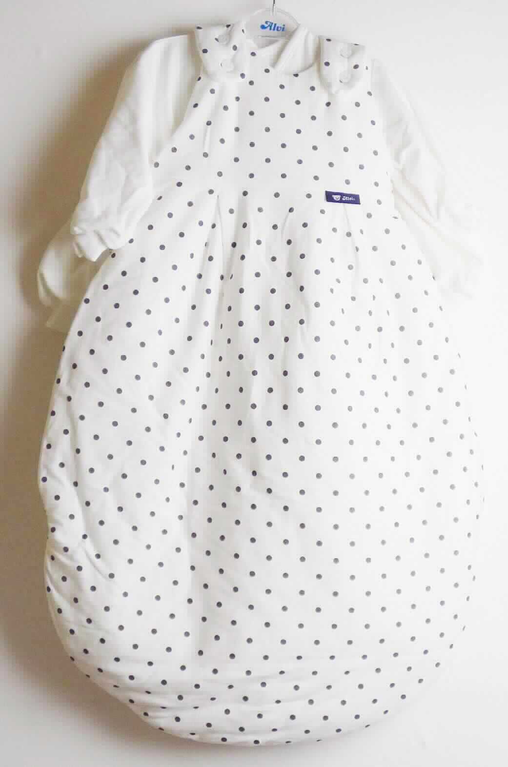 Schlafkleidung, in Kindergrößen, Foto siehe Anlage,
- Zusammenstellung bestehend aus einer zweiteiligen Schlafkleidung (Außenschlafsack Gr. 86/92 und 
  Innenschlafsack Gr. 92) und einer Kleinkinderkleidung (Innenschlafsack Gr. 86),
- gemeinsam auf einem Kleiderbügel mit bedruckter Pappkarte in einem Polybeutel für den Einzelverkauf auf-
  gemacht; kein Einreihung als Warenzusammenstellung, da die Waren nicht der Befriedigung eines speziellen 
  Bedarfs (hier unterschiedliche Trägergruppen) dienen; getrennte Einreihung der Waren, da die Schlafkleidung 
  und die Kleinkinderkleidung nicht in eine Position eingereiht werden können,
- Schlafkleidung (Außenschlafsack Gr. 86/92):
-- aus ca. 0,4 mm dicken, einfarbigen bzw. bedruckten Gewirken aus laut Antrag 100 % Baumwolle,
-- mit einer maximalen Länge von ca. 91 cm,
-- durchgehend wattiert gefüttert,
-- mit einem runden Halsausschnitt,
-- ärmellos, die Träger sind mittels Knopfverschluss in 2 Längen verstellbar im Schulterbereich zu schließen,
-- auf der rechten Seite mit einer entlang des unteren Randes zur linken Seite weitergeführten Öffnung mit Reiß-
   verschluss,
-- aufgrund der Doppelgröße 86/92 keine Einreihung als Kleidung für Kleinkinder,
- Schlafkleidung (Innenschlafsack Gr. 92):
-- aus ca. 0,8 mm dicken, einfarbigen, einseitig (Innenseite) gerauten Gewirken aus laut Antrag 100 % Baumwolle,
-- mit einer Länge von ca. 91 cm,
-- mit einem V-förmigen Halsausschnitt, mit asymetrisch angeordneten Vorderteilen, die in der Art eines Wickel-
    kleidungsstücks von links auf rechts überlappen und innen mittels Bindebändern fixiert werden,
-- mit langen Ärmeln, an den Ärmelenden mit angesetzten, verengenden Bündchen,
-- auf der rechten Seite mit einer entlang des unteren Randes zur linken Seite weitergeführten Öffnung mit Reiß-
    verschluss,
-- ist nicht für Kleinkinder mit einer Körpergröße von bis zu 86 cm bestimmt,
- am unteren Rand abgerundet gearbeitet,
- dienen als Schlafkleidung für Kinder, somit keine Ware der Position 9404.

"Kleidung, andere als in den Positionen 6101 bis 6113 genannte, aus Gewirken, aus Baumwolle"