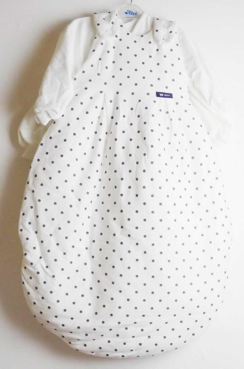 Schlafkleidung, in Kindergrößen, Foto siehe Anlage,
- Zusammenstellung bestehend aus einer zweiteiligen Schlafkleidung (Außenschlafsack Gr. 86/92 und 
  Innenschlafsack Gr. 92) und einer Kleinkinderkleidung (Innenschlafsack Gr. 86),
- gemeinsam auf einem Kleiderbügel mit bedruckter Pappkarte in einem Polybeutel für den Einzelverkauf auf-
  gemacht; kein Einreihung als Warenzusammenstellung, da die Waren nicht der Befriedigung eines speziellen 
  Bedarfs (hier unterschiedliche Trägergruppen) dienen; getrennte Einreihung der Waren, da die Schlafkleidung 
  und die Kleinkinderkleidung nicht in eine Position eingereiht werden können,
- Schlafkleidung für Kleinkinder (Innenschlafsack Gr. 86):
-- aus ca. 0,8 mm dicken, einfarbigen, einseitig (Innenseite) gerauten Gewirken aus laut Antrag 100 % Baumwolle,
-- mit einer Länge von ca. 91 cm,
-- mit einem V-förmigen Halsausschnitt, mit asymetrisch angeordneten Vorderteilen, die in der Art eines Wickel-
    kleidungsstücks von links auf rechts überlappen und innen mittels Bindebändern fixiert werden,
-- mit langen Ärmeln, an den Ärmelenden mit angesetzten, verengenden Bündchen,
-- auf der rechten Seite mit einer entlang des unteren Randes zur linken Seite weitergeführten Öffnung mit Reiß-
    verschluss,
-- am unteren Rand abgerundet gearbeitet,
-- ist für Kleinkinder mit einer Körpergröße von bis zu 86 cm bestimmt,
-- dient als Schlafkleidung für Kinder, somit keine Ware der Position 9404.

"Kleidung aus Gewirken für Kleinkinder, aus Baumwolle"