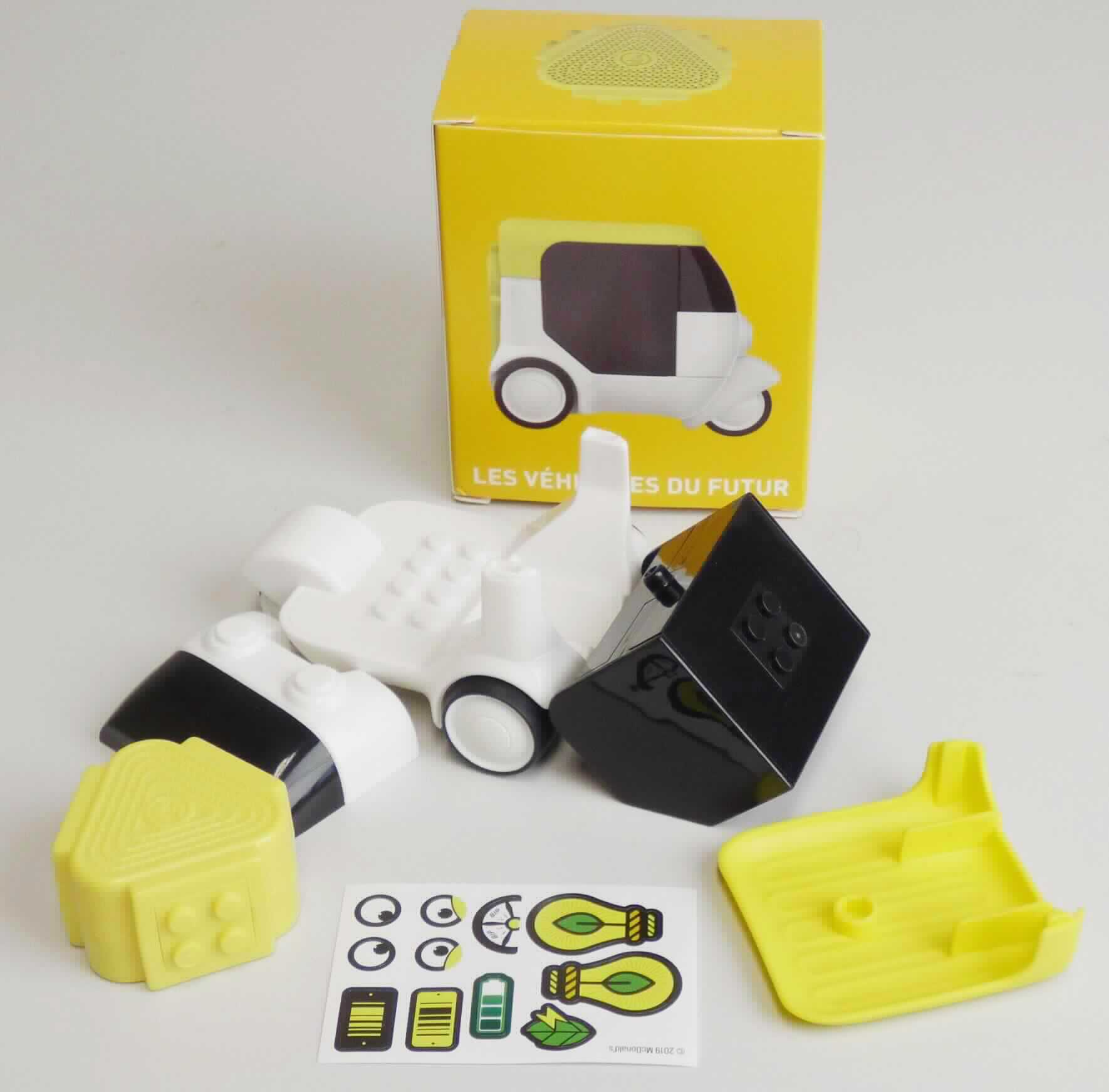 Bausatz für ein Fahrzeug, sog. "Mc Donald's - Building Blocks Vehicles - 2019", Motiv "Green Taxi"
- aus Kunststoff hergestellt, mit Achsen aus unedlem Metall
- mit fünf Teilen, die Noppen wie ein Legostein aufweisen und zusammengesteckt ein stilisiertes
  dreirädriges Auto darstellen
- zusammengebaut in den Abmessungen von ca. 7,5 x 6,5 x 6,5 cm
- mit einem Bogen Aufklebern aus Papier, mit denen das Gefährt verziert wird
- die Einzelteile sind sinnvoll aufeinander abgestimmt und zum Spielen alleine nicht geeignet
- dient der spielerischen Unterhaltung von Kindern und Erwachsenen
- in einem Pappkarton mit aufgedruckter Anleitung zum Zusammenbau für den Einzelverkauf
  aufgemacht.

Die Ware ist als "anderer als zuvor von der Position 9503 erfasster Bausatz, aus Kunststoff" einzureihen.