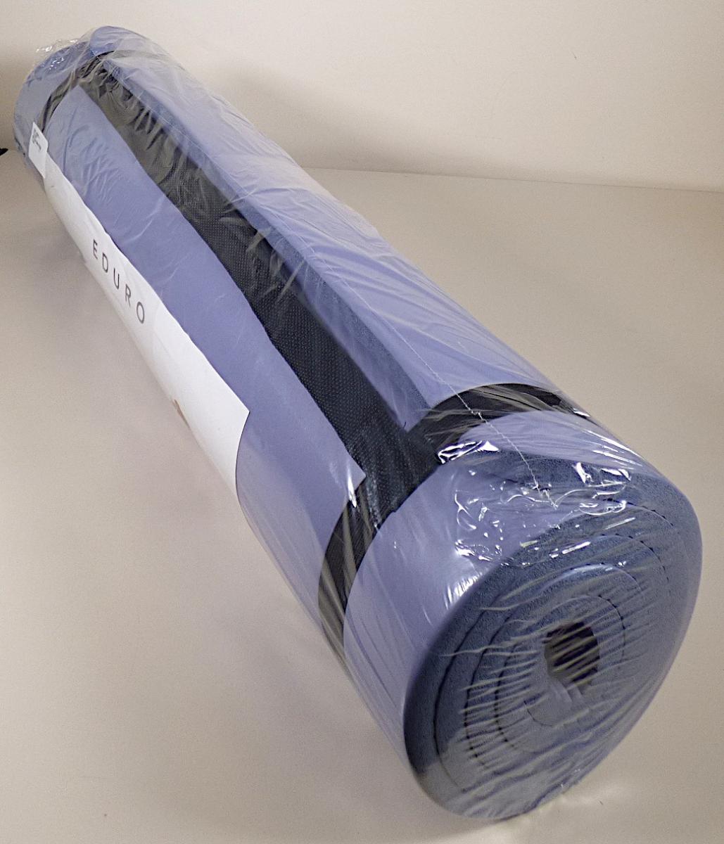 Angaben des Antragstellers:
Fitness-Matte
Material: NBR
Größe: 170 x 70 x 1,3 cm

Feststellungen an einem Warenmuster:
Es wurde eine rechteckige Matte mit abgerundeten Ecken aus einem grauen, elastischen, geschäumten Material vorgelegt (Abmessungen laut Verpackungsaufdruck: ca. 170 x 70 x 1,3 cm). Die Matte ist aufgerollt und wird von einem Tragegurt zusammengehalten. Die Matte ist in Kunststofffolie verpackt und für den Einzelverkauf aufgemacht (Aufdruck auszugsweise: "FITNESSMATTE").

Befund:
Es handelt sich um eine andere Ware aus zelligem Weichkautschuk der Unterposition (KN) 4016 1000.