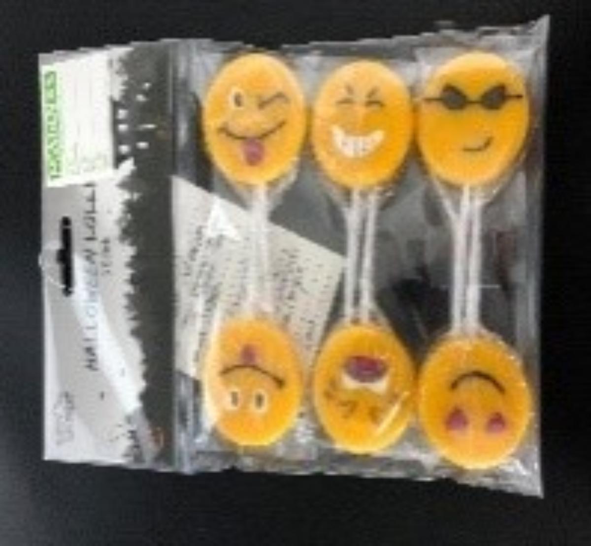 Zuckerware; Hartkaramelle, auch gefüllt

Bei der vorgelegten Ware handelt es sich um gelbe, scheibenförmige (etwa Ø 4 x 1 cm) Hartkaramell-Lutscher mit verschieden Emoji-Motiven, einzeln verpackt in transparente Kunststofffolie. Fünf Lutscher sind in einem transparenten Kunststoffbeutel mit bunt bedruckter Pappe für den Einzelverkauf aufgemacht.

Nach den als zutreffend unterstellten Angaben des Antragstellers enthält die Ware:
- Stärke/Glucose: 25 bis weniger als 50 GHT und
- Saccharose/Invertzucker/Isoglucose: 50 oder mehr GHT.
- Gehalte an Milchfett von mehr als 1,5 GHT und an Milchprotein von mehr als 2,5 GHT werden auf Grund der Zutatenliste und Warenbeschaffenheit ausgeschlossen.

Die Ware ist als andere Zuckerware ohne Kakaogehalt, Hartkaramellen, auch gefüllt, in die Unterposition 1704 9071 der Kombinierten Nomenklatur einzureihen.