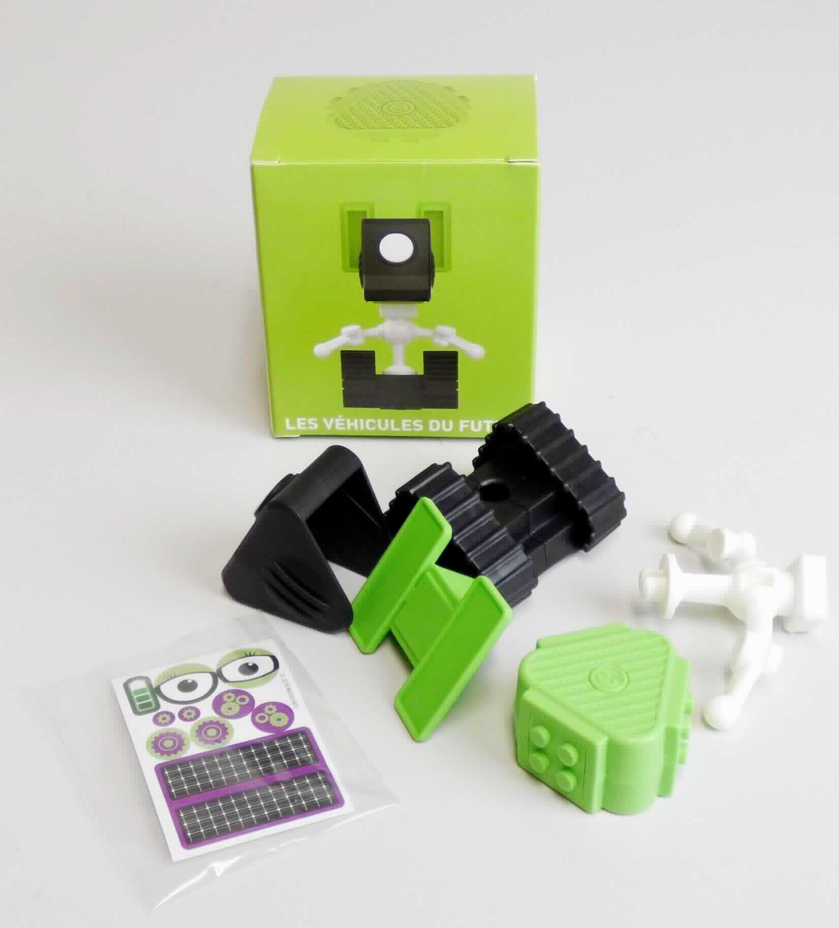 Bausatz für ein Kettenfahrzeug, sog. "Mc Donald's - Building Blocks Vehicles - 2019", Motiv "Green Planet Explorer"
- aus Kunststoff hergestellt
- mit fünf Teilen, die Noppen wie ein Legostein aufweisen und zusammengesteckt ein stilisiertes
  Kettenfahrzeug mit Aufbau darstellen
- zusammengebaut in den Abmessungen von ca. 11 x 5 x 7,5 cm
- mit einem Bogen Aufklebern aus Papier, mit denen das Gefährt verziert wird
- die Einzelteile sind sinnvoll aufeinander abgestimmt und zum Spielen alleine nicht geeignet
- dient der spielerischen Unterhaltung von Kindern und Erwachsenen
- in einem Pappkarton mit aufgedruckter Anleitung zum Zusammenbau für den Einzelverkauf
  aufgemacht.

Die Ware ist als "anderer als zuvor von der Position 9503 erfasster Bausatz, aus Kunststoff" einzureihen.