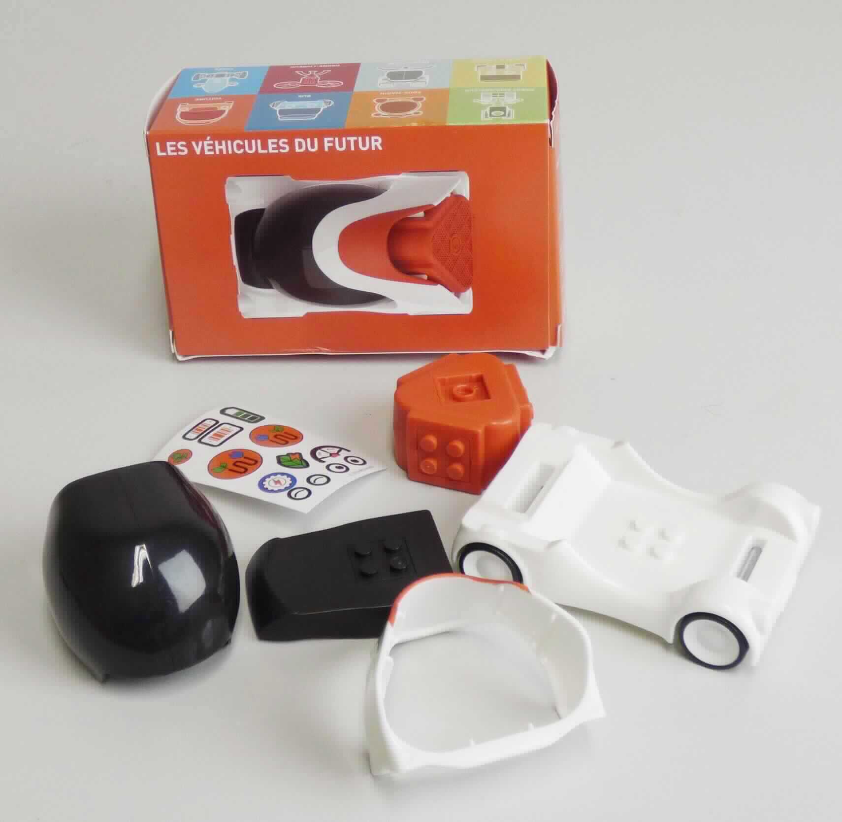 Bausatz für ein Fahrzeug, sog. "Mc Donald's - Building Blocks Vehicles - 2019", Motiv "Green Car"
- aus Kunststoff hergestellt, mit Achsen aus unedlem Metall
- mit fünf Teilen, die Noppen wie ein Legostein aufweisen und zusammengesteckt ein stilisiertes
  Auto darstellen
- zusammengebaut in den Abmessungen von ca.9 x 5,5 x 6,5 cm
- mit einem Bogen Aufklebern aus Papier, mit denen das Gefährt verziert wird
- die Einzelteile sind sinnvoll aufeinander abgestimmt und zum Spielen alleine nicht geeignet
- dient der spielerischen Unterhaltung von Kindern und Erwachsenen
- in einem Pappkarton mit aufgedruckter Anleitung zum Zusammenbau für den Einzelverkauf
  aufgemacht.

Die Ware ist als "anderer als zuvor von der Position 9503 erfasster Bausatz, aus Kunststoff" einzureihen.