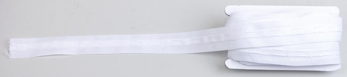 Band, sog. Kräuselband, Art. 242065, Foto siehe Anlage,
- in einem Polybeutel verpackt,
- als Meterware, mit einer Breite von ca. 2,5 cm und einer Länge von laut Antrag 10 m,
- aus einem Gewebe aus synthetischen Chemiefasern (laut Antrag Polyester),
- mit echten Webkanten an beiden Längsseiten,
- in Längsrichtung mit zwei eingewebten dickeren Garnen,
- kein Samt, Plüsch, Chenille- oder Schlingengewebe,
- keine Elastomergarne oder Kautschukfäden enthaltend,
- stellt sich als Band der Position 5806 dar, somit keine Ware der Position 6307.

"Band, keine Ware der Position 5807, kein Samt, Plüsch, Chenille- oder
 Schlingengewebe, keine Elastomergarne oder Kautschukfäden enthaltend,
 aus Chemiefasern, mit echten Webkanten"