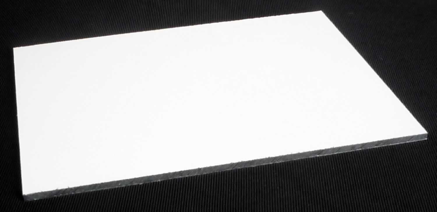Stahlverbundplatte

Bei den Waren handelt es sich um rechteckige Platten mit den Maßen 1220 mm x 1550 mm. Die Gesamtdicke kann zwischen 2 - 3 mm variieren. Die Platten haben einen Kern aus Polyethylen, der beidseitig mit Blechen aus nicht legiertem Stahl zähelastisch verklebt ist (sog. Sandwichpaneele). Die Stahlbleche haben eine Dicke von ca. 0,30 mm, sind verzinkt, auf der Oberfläche mit weißem oder andersfarbigem Lack beschichtet. Die Verbundplatten werden im Innen- und Außenbereich verwendet (Werbetafeln, Verkleidung etc.).

Die Ware ist als andere flachgewalzte Erzeugnisse aus Eisen oder nicht legiertem Stahl, mit einer Breite von 600 mm oder mehr, mit Farbe versehen, lackiert oder mit Kunststoff überzogen, mehr als nur oberflächenbearbeitet (hier: laminiert) in den TARIC-Code 7210 7080 99 einzureihen.