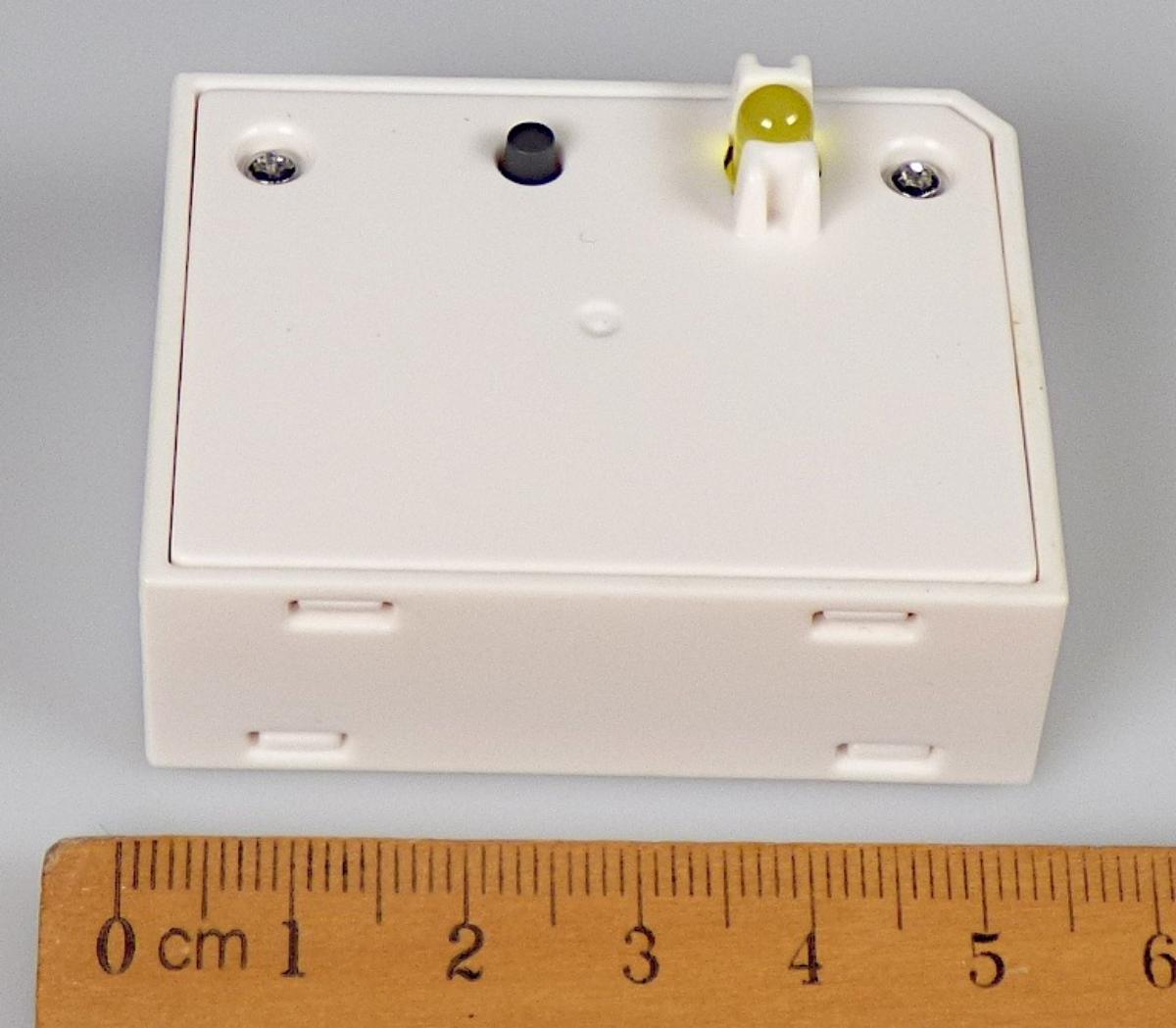 Teil für einen Bausatz aus Kunststoff, sog. "Lichtmodul-Krippe“ (Artikel 30652124) für eine Krippe, bestehend aus
- einem rechteckigen Gehäuse aus weißem Kunststoff in den Abmessungen von ca. 5,3 x 4,2 x 2,5 cm
- mit einem schwarzen Tastschalter und einer gelben LED auf der Vorderseite
- mit einem integrierten Batteriefach auf der Rückseite
- passend für den Einbau in die Grundplatte einer bestimmten Krippe gearbeitet, die der spielerischen Unterhaltung vor allem von Kindern dient (und somit keine Ware der Position 9505)
- in einem Klarsichtbeutel verpackt.

Es stellt sich auf Grund der Größe, Form und Gestaltung als erkennbares Teil für eine bestimmte Krippe aus Kunststoff dar, die in Form eines Bausatzes vertrieben wird.

Die Ware wird als "Teil, erkennbar ausschließlich bestimmt für ein anderes als in den Unterpositionen (KN) 9503 0010 bis 9503 0030 erfasstes Spielzeug, Bausatz, aus Kunststoff" eingereiht.