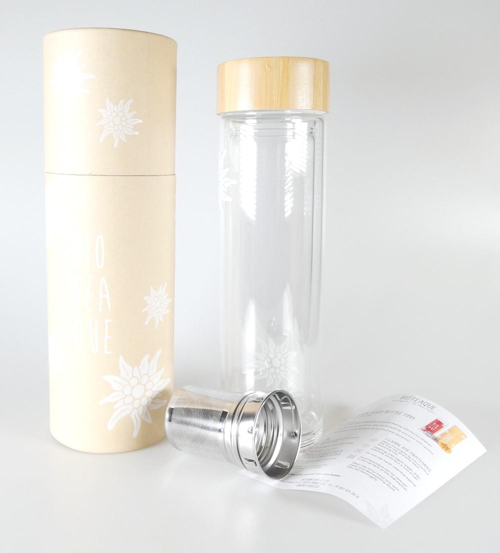 Trinkflasche aus Glas, sog. Glasflasche "Tea", Foto siehe Anlage,
aus verschiedenen Bestandteilen zusammengesetzte Ware, bestehend aus einer Trinkflasche
und einem herausnehmbaren Filtereinsatz,
- Trinkflasche:
- - aus doppelwandigem, klarsichtigem, teilweise bedrucktem Glas,
- - - laut Antrag ohne einen luftverdünnten Raum innerhalb der Doppelwände; somit keine Ware
       der Position 9617,
- - - ohne Hinweise auf Glaskeramik oder Bleikristall,
- - mit einem Schraubgewinde am oberen Ende,
- - mit einem abschraubbaren Deckel aus Holz (laut Antrag Bambus); mit einem Schraubeinsatz
     und einer Dichtung aus Kunststoff,
- - mit einem Fassungsvermögen von 450 ml (laut Antrag),
- - mit den Abmessungen: ca. 7 cm (Durchmesser) x 24 cm (Höhe),
- - das Glas bestimmt nach dem Umfang und seiner Bedeutung in Bezug auf die Verwendung
    den wesentlichen Charakter der Ware,
- Filtereinsatz (Teesieb):
- - aus unedlem Metall (laut Antrag aus Edelstahl),
- - lose in die Trinkflasche eingelegt,
- die Trinkflasche aus Glas bestimmt nach dem Umfang und aufgrund ihrer Bedeutung in Bezug
  auf die Verwendung den wesentlichen Charakter der Ware,
- keine Einreihung in die Position 7010, da die Ware dem Bereithalten von Getränken dient und
  üblicherweise nicht gewerblich zum Transport oder zur Verpackung verwendet wird,
- keine handgefertigte Glasware, da keine manuelle Glasentnahme durch Entnahme
  des pastösen Glases mittels einer Glasmacherpfeife bzw. eines langen Rohrs erfolgt,
- verpackt in einer bedruckten Pappkarton.

"Glasware zu ähnlichen Zwecken wie zur Verwendung bei Tisch oder in der Küche, keine Ware
 der Positionen 7010 und 7018, nicht aus Glaskeramik oder Bleikristall, andere Glasware als in
 den Unterpositionen 7013 2210 bis 7013 4999 genannte, nicht handgefertigt"