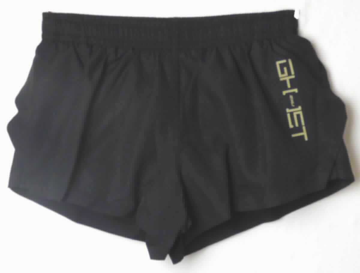Kurze Hose, sog. Short Funktion mit Innenhose, Foto siehe Anlage,
- zweilagig gearbeitet:
-- mit einer Außenlage in Form einer weiten, kurzen Hose aus ca. 0,3 mm dicken, einfarbigen Geweben aus laut   
   Antrag 100 % Polyester (synthetische Chemiefasern),
-- mit einer Innenlage in Form eines Slips aus ca. 0,5 mm dicken, einfarbigen Gewirken aus laut Antrag 
   synthetischen Chemiefasern,
- die Innenlage ist im Bund der Außenlage fest und dauerhaft vernäht,
- in der Taille abschließend; mit einem ca. 4,5 cm breiten, elastischen Taillenbund mit Tunnelzug,
- ohne Öffnung und ohne Verschluss; ohne Hinweise auf den Trägerkreis (unisex),
- mit Hosenbeinen, die nicht die Knie bedecken (Seitenlänge: ca. 25 cm),
- an den unteren Rändern durch Umschlagen und Verschweißen gesäumt,
- im Hinblick auf den Umfang und das äußere Erscheinungsbild bestimmen die die Außenlage bildenden Gewebe 
  den Charakter der Ware.

"Kurze Hose, aus Geweben, für Frauen, aus synthetischen Chemiefasern, nicht nach dem Batik-Verfahren
 handbedruckt"