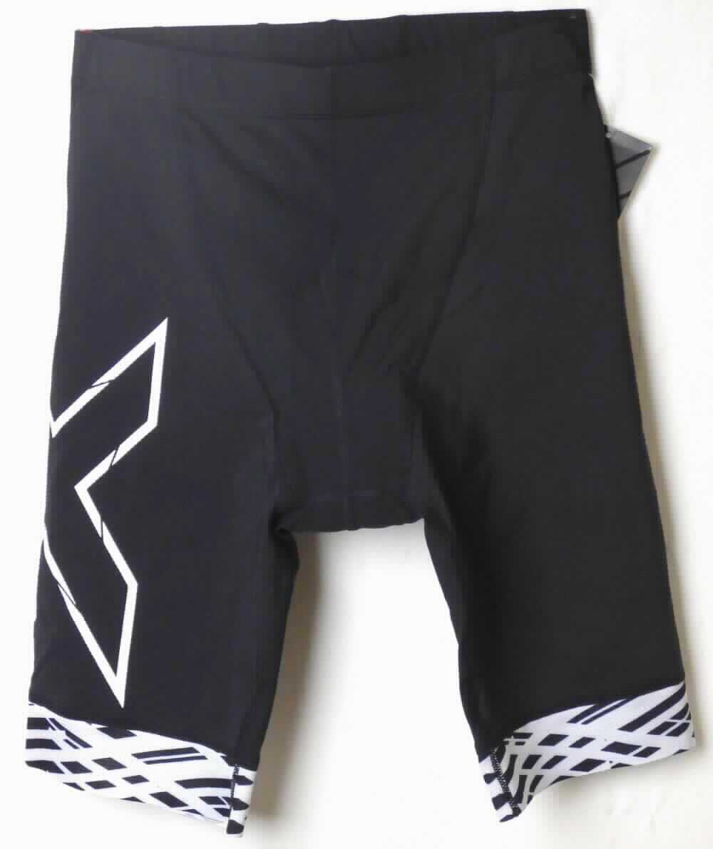 Kurze Hose, Größe M, Foto siehe Anlage,
- aus verschiedenen, ca. 0,5 mm dicken, einfarbigen Gewirken aus laut Antrag 65 % Nylon und 35 % Elasthan 
  (beides synthetische Chemiefasern),
- in der Taille abschließend, doppellagig gearbeitet, mit einem eingearbeiteten elastischen Band und einem 
  Tunnelzug,
- ohne Öffnung und ohne Verschluss,
- ohne Hinweise auf den Trägerkreis (unisex),
- hinten mit zwei offenen Taschen,
- mit einem Polster im Schritt- und Gesäßbereich,
- mit kurzen Hosenbeinen, die nicht die Knie bedecken (Seitenlänge: ca. 45 cm),
- an den Beinabschlüssen mit einem angesetzten, elastischen Gewirkeband ausgestattet, das auf der Innenseite
  rutschhemmend ausgerüstet ist.

"Kurze Hose, aus Gewirken, für Frauen, aus synthetischen Chemiefasern"