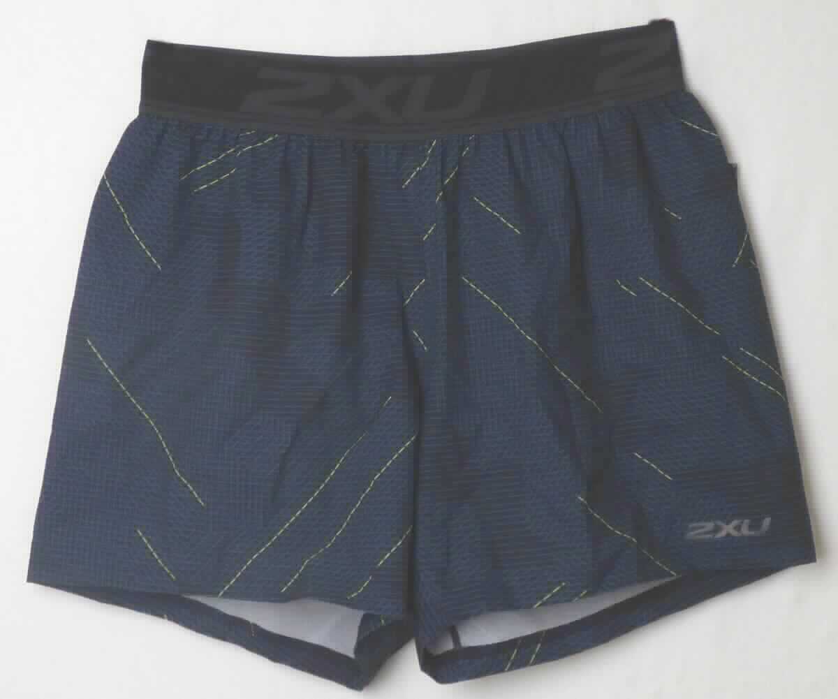 Kurze Hose, Größe M, Foto siehe Anlage,
- aus ca. 0,4 mm dicken, bedruckten (nicht nach dem Batik-Verfahren handbedruckt) Geweben aus laut Antrag 
  86 % Polyester und 14 % Elasthan (beides synthetische Chemiefasern),
- in der Taille abschließend, mit einem angesetzten ca. 5 cm breiten, elastischen Bund,
- ohne Öffnung und ohne Verschluss,
- ohne Hinweise auf den Trägerkreis (unisex), 
- mit einer eingesetzten Gesäßtasche mit Reißverschluss, 
- mit kurzen Hosenbeinen, die nicht die Knie bedecken (Seitenlänge: ca. 37 cm),
- an den Beinabschlüssen durch Umschlagen und Festnähen gesäumt.

"Kurze Hose, aus Geweben, für Frauen, aus synthetischen Chemiefasern, nicht nach dem Batik-Verfahren
 handbedruckt"