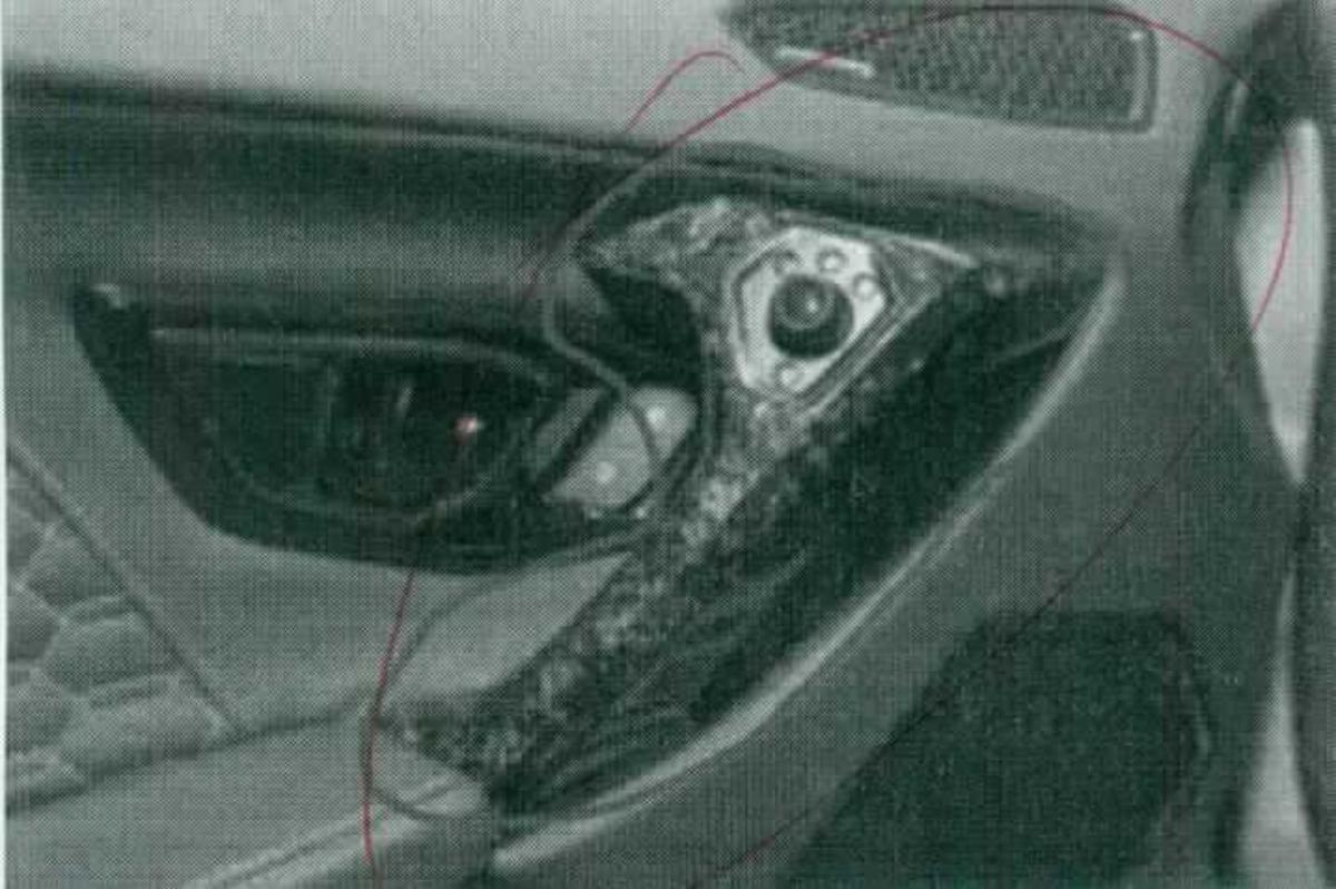 Griffstück, Foto siehe Anlage, laut Antrag:
- in Form eines spezifisch gefertigten, bügelartigen Elementes aus kohlenstofffaserverstärktem
  Kunststoff,
- wird an der Türinnenverkleidung von Kraftfahrzeugtüren von Personenkraftwagen befestigt
  (somit kein Karosseriebeschlag),
- dient dem Öffnen bzw. Schließen der Fahrzeugtüren,
- keine Einreihung in die Unterposition 8708 99 als anderes Kraftfahrzeugteil, da sich die Ware
  als Teil der Tür (Karosserie) darstellt,
- aufgrund der objektiven Merkmale (u. a. Form) erkennbar hauptsächlich für Kraftfahrzeuge
  des Kapitels 87 bestimmt, somit keine Ware der Position 6815,

"Teil für Kraftfahrzeuge der Position 8701 bis 8705, Karosserieteil (Türinnengriff), nicht für
die industrielle Montage"