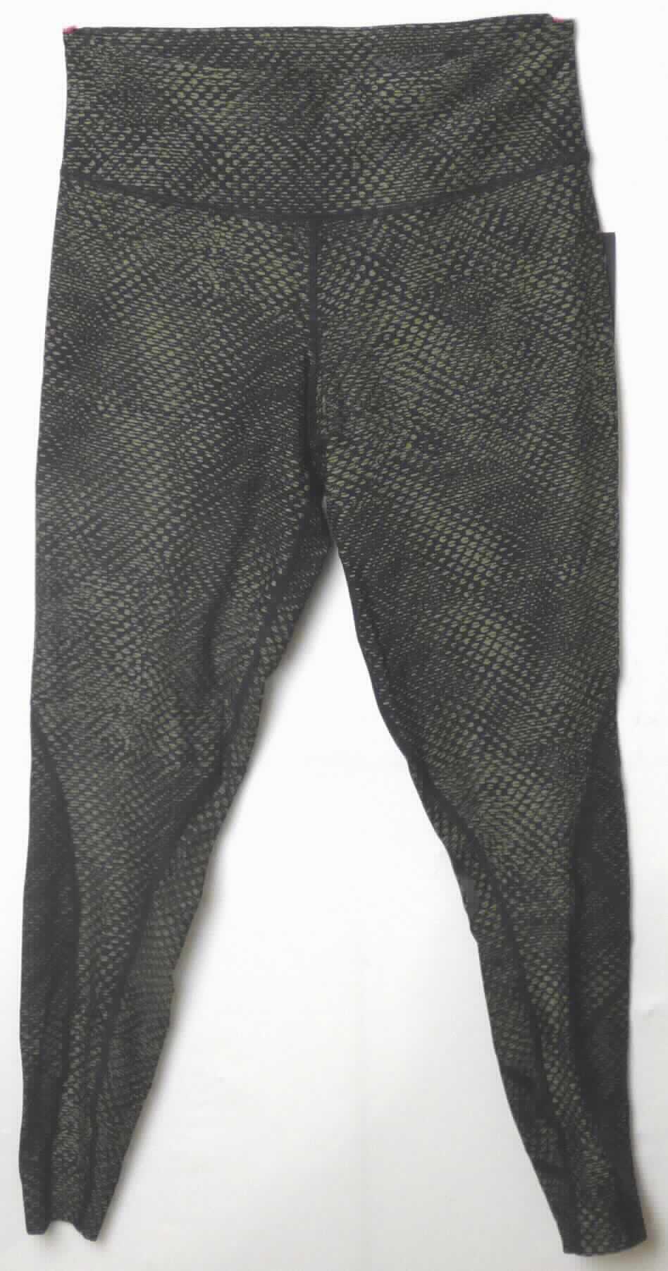 Lange Hose, Größe S, Foto siehe Anlage,
- aus ca. 0,5 mm dicken, bedruckten Gewirken aus laut Antrag synthetischen Chemiefasern,
- in der Taille abschließend, mit einem ca. 8,5 cm breiten, elastischen, doppellagig gearbeiteten Taillenbund,
- vorne im Taillenbund mit einer in diesen eingearbeiteten Tasche,
- ohne Öffnung und ohne Verschluss, ohne Hinweise auf den Trägerkreis (unisex),
- mit knöchellangen Hosenbeinen; an den Beinabschlüssen durch Umschlagen und Festnähen gesäumt. 

"Lange Hose, aus Gewirken, für Frauen, aus synthetischen Chemiefasern"
