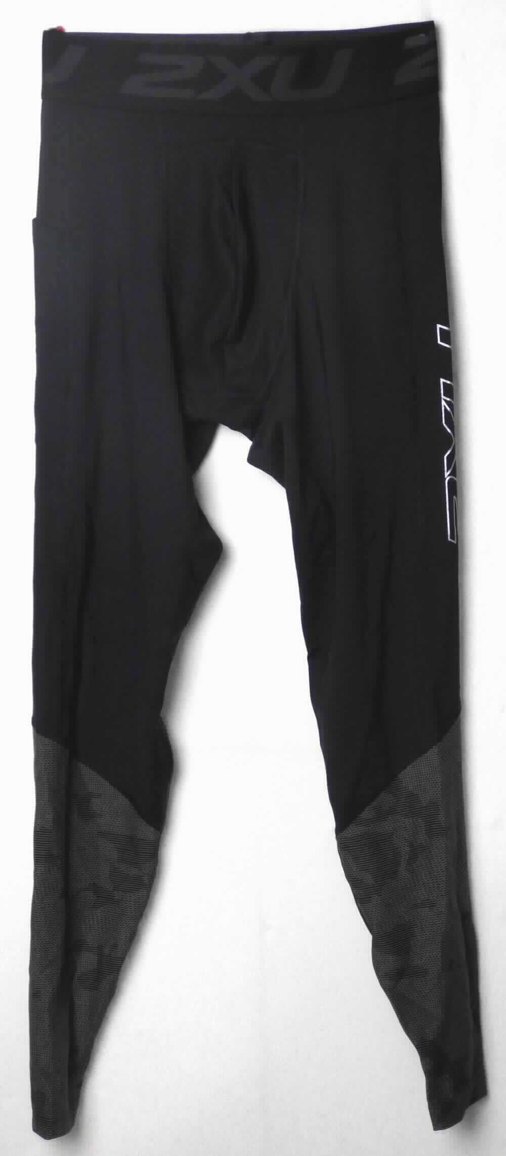 Lange Hose, Größe M, Foto siehe Anlage,
- aus verschiedenen, ca. 0,5 mm dicken, einfarbigen bzw.bedruckten Gewirken aus laut Antrag synthetischen
  Chemiefasern, teilweise doppelt gearbeitet,
- in der Taille abschließend, mit einem ca. 5 cm breiten angesetzten, elastischen Bund,
- ohne Öffnung und ohne Verschluss,
- aufgrund des Schnitts eindeutig als Männerkleidung erkennbar,
- an der rechten Seite mit einer aufgesetzten Tasche,
- mit knöchellangen Hosenbeinen,
- an den Beinabschlüssen durch Umschlagen und Festnähen gesäumt,
- wird laut Antrag sichtbar getragen.

"Lange Hose, aus Gewirken, für Männer, aus synthetischen Chemiefasern"
