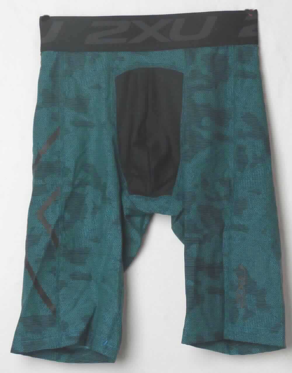 Kurze Hose, Größe M, Foto siehe Anlage,
- aus verschiedenen, ca. 0,5 mm dicken, einfarbigen bzw. bedruckten Gewirken aus laut Antrag synthetischen 
  Chemiefasern, teilweise doppelt gearbeitet,
- in der Taille abschließend mit einem ca. 5 cm breiten angesetzten, elastischen Bund,
- ohne Öffnung und ohne Verschluss,
- aufgrund des Schnitts eindeutig als Männerkleidung erkennbar,
- vorne rechts mit einer innen am Bund angenähten Tasche,
- mit kurzen Hosenbeinen, die nicht die Knie bedecken (Seitenlänge: ca. 45 cm),
- an den Beinabschlüssen durch Umschlagen und Festnähen gesäumt,
- wird laut Antrag sichtbar getragen.

"Kurze Hose, aus Gewirken, für Männer, aus synthetischen Chemiefasern"