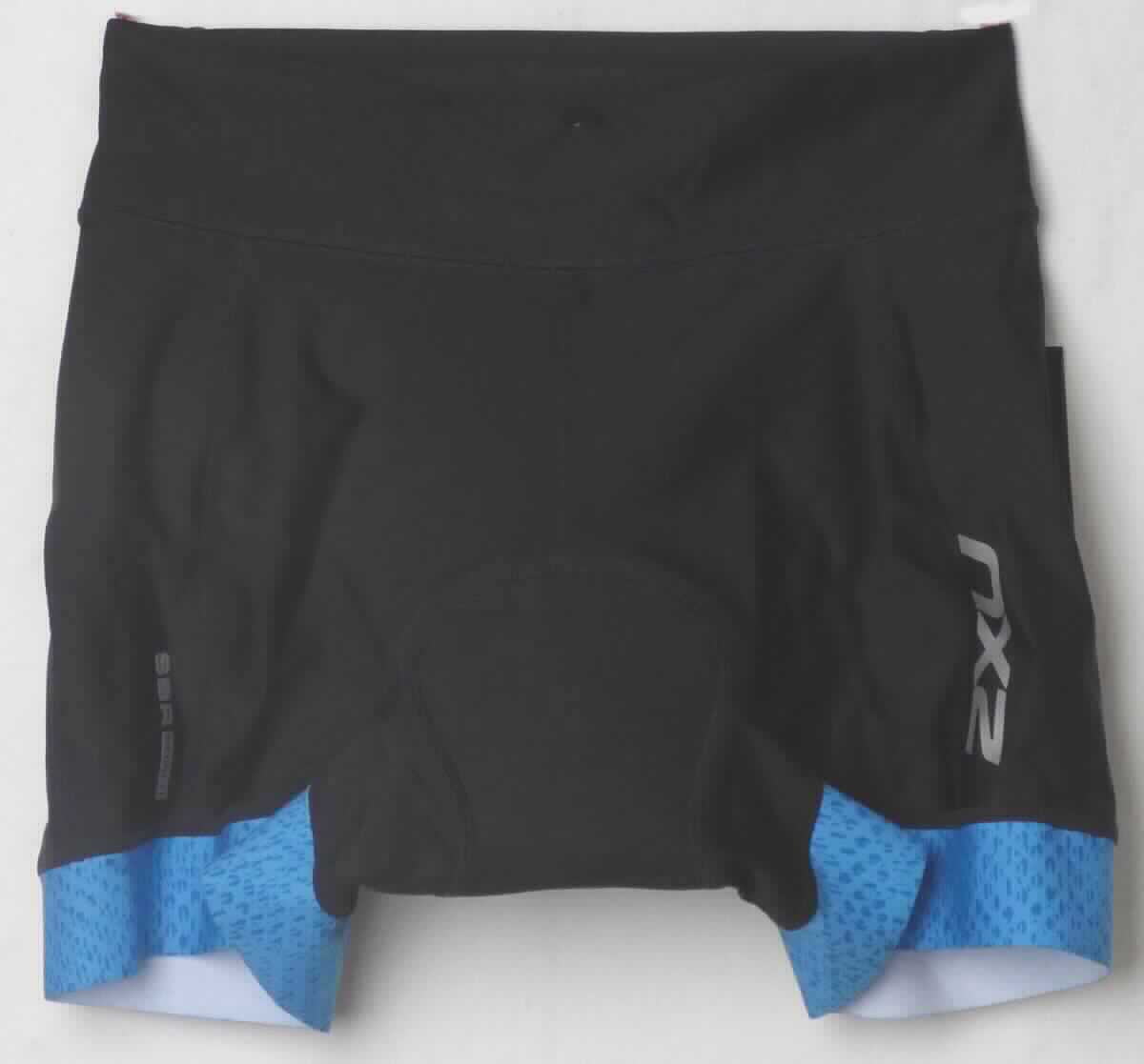 Kurze Hose, Größe S, Foto siehe Anlage,
- aus verschiedenen, ca. 0,6 mm dicken, einfarbigen Gewirken aus laut Antrag synthetischen Chemiefasern,
- in der Taille abschließend, doppelt gearbeitet, mit einem eingearbeiteten elastischen Band,
- ohne Öffnung und ohne Verschluss,
- ohne Hinweise auf den Trägerkreis (unisex),
- hinten mit zwei aufgenähten, offenen Taschen,
- mit einem Polster im Schritt- und Gesäßbereich,
- mit kurzen Hosenbeinen, die nicht die Knie bedecken (Seitenlänge: ca. 32 cm),
- an den Beinabschlüssen mit einem angesetzten, elastischen Gewirkeband ausgestattet, das auf der Innenseite
  rutschhemmend ausgerüstet ist.

"Kurze Hose, aus Gewirken, für Frauen, aus synthetischen Chemiefasern"