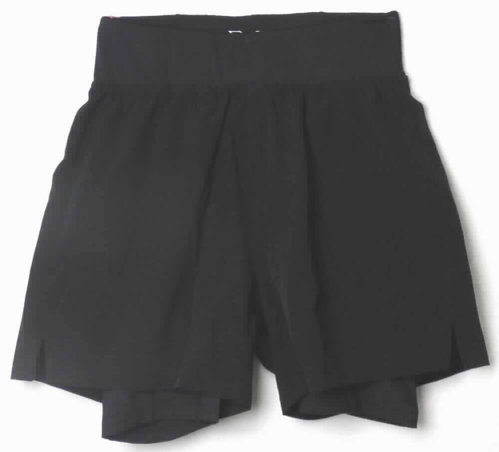 Kurze Hose, Größe M, Foto siehe Anlage,
- zweilagig gearbeitet:
-- mit einer Außenlage in Form einer weiten, kurzen Hose aus ca. 0,4 mm dicken, einfarbigen Geweben aus laut 
   Antrag synthetischen Chemiefasern,
-- mit einer Innenlage in Form einer engen, kurzen Hose aus ca. 0,5 mm dicken, einfarbigen Gewirken aus laut
   Antrag synthetischen Chemiefasern,
- die Innenlage ist im Bund der Außenlage fest und dauerhaft vernäht,
- in der Taille abschließend; mit einem ca. 8 cm breiten, elastischen Taillenbund,
- mit einer hinten im Taillenbund eingesetzten Tasche mit Reisverschluss,
- ohne Öffnung und ohne Verschluss; ohne Hinweise auf den Trägerkreis (unisex),
- mit kurzen Hosenbeinen, die nicht die Knie bedecken (Seitenlänge ca. 44 cm),
- an den unteren Rändern durch Umschlagen und Festnähen gesäumt,
- im Hinblick auf das äußere Erscheinungsbild bestimmen die die Außenlage bildenden Gewebe den Charakter der 
  Ware.

"Kurze Hose, aus Geweben, für Frauen, aus synthetischen Chemiefasern, nicht nach dem Batik-Verfahren handbedruckt"