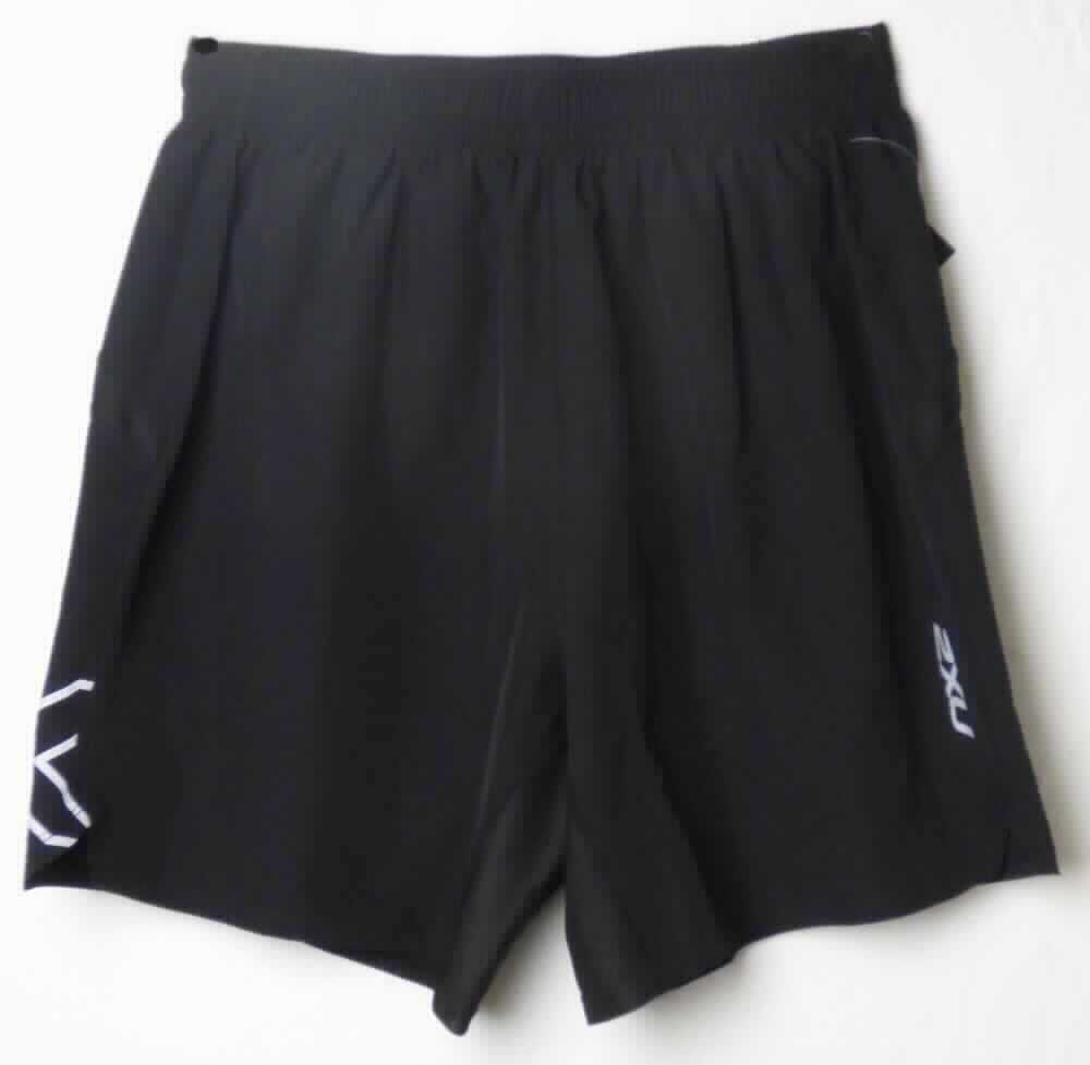 Kurze Hose, Größe M, Foto siehe Anlage,
- aus ca. 0,3 mm dicken, einfarbigen Geweben, im Schritt- und Gesäßbereich mit Einsätzen aus strukturiert 
  gewirkten Gewirken; beide Flächenerzeugnisse aus laut Antrag synthetischen Chemiefasern,
- in der Taille abschließend, mit einem ca. 4,5 cm breiten, elastischen Bund mit Tunnelzug,
- ohne Öffnung und ohne Verschluss; ohne Hinweise auf den Trägerkreis (unisex),
- hinten mit einer eingesetzten Tasche mit Reißverschluss,
- mit kurzen Hosenbeinen, die nicht die Knie bedecken (Seitenlänge: ca. 42 cm),
- an den Beinabschlüssen durch Umschlagen und Festnähen gesäumt.

"Kurze Hose, aus Geweben, für Frauen, aus synthetischen Chemiefasern, nicht nach dem Batik-Verfahren handbedruckt"